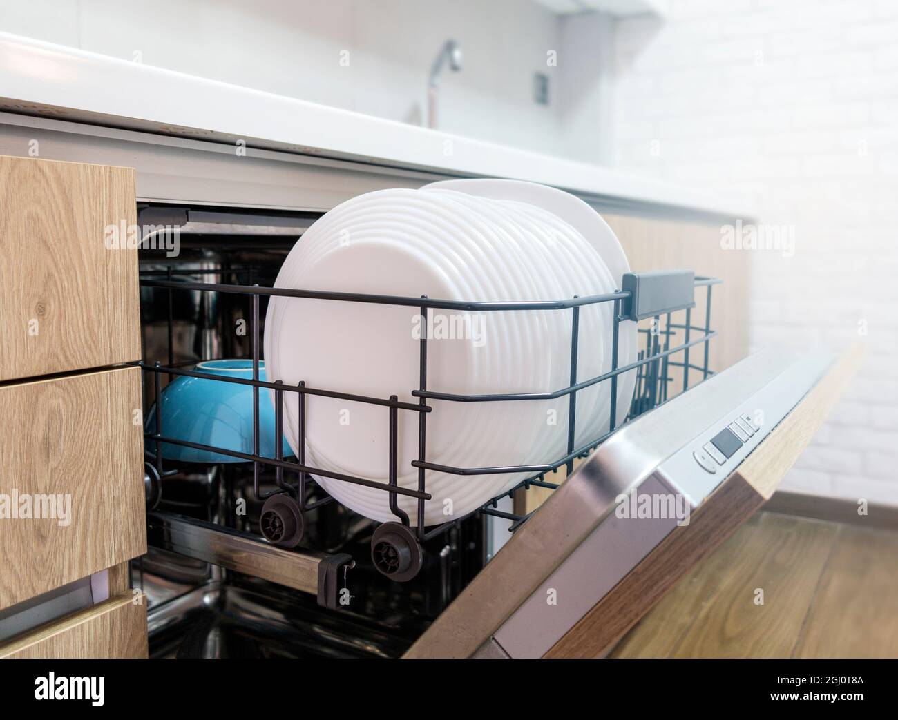 Lavastoviglie aperta con piatti puliti Foto Stock