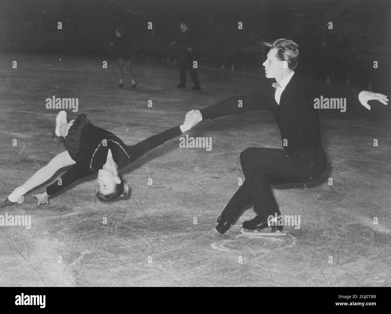 FIGURA SKATER LIUDMILA BELCOUSOVA & OLEG PROTOPOV DELLA SQUADRA OLIMPICA SOVIETICA 4 FEBBRAIO 1960 Foto Stock