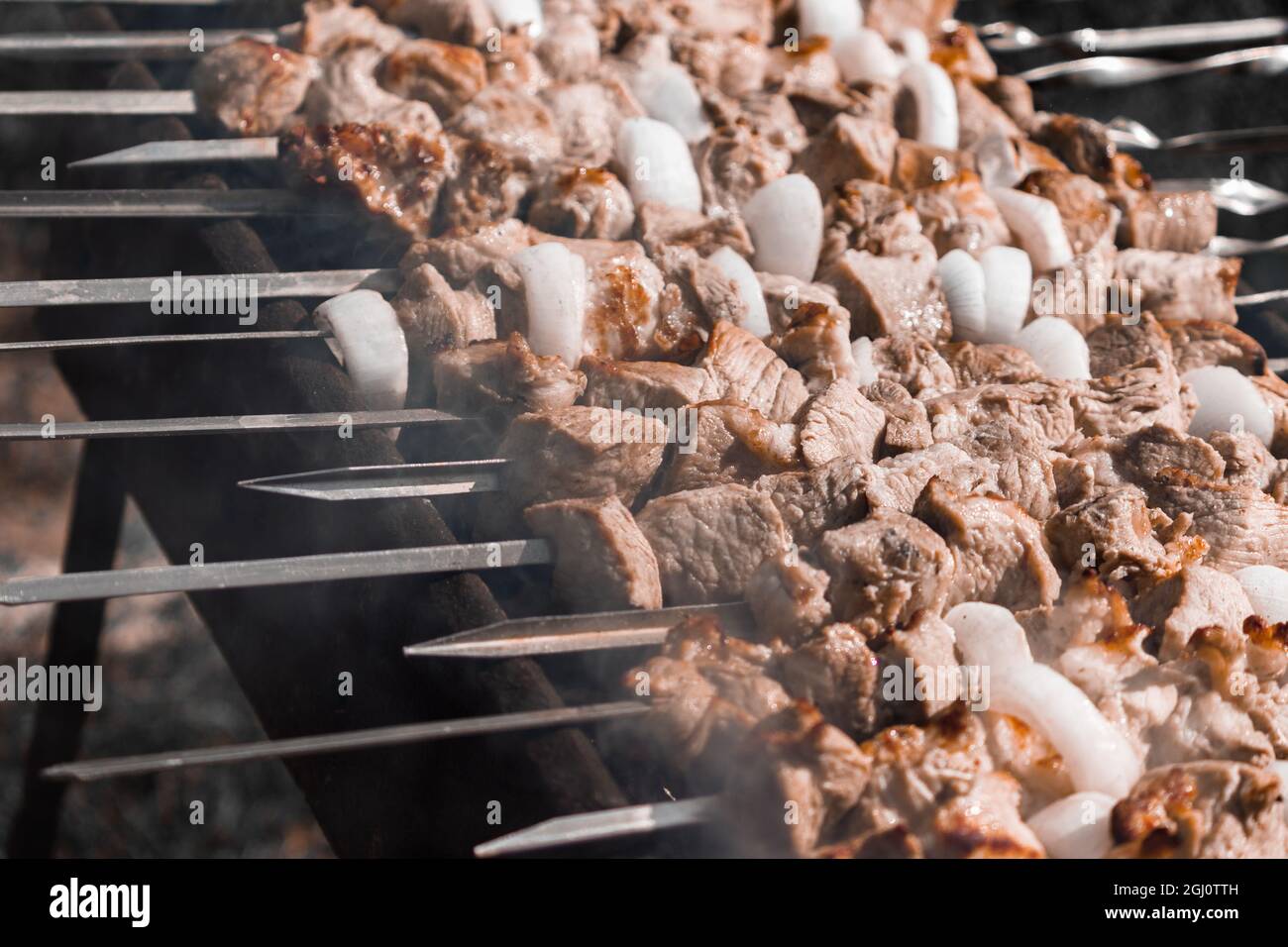 Kebab di maiale con cipolle su spiedini. Barbecue cucina sulla strada. Foto Stock