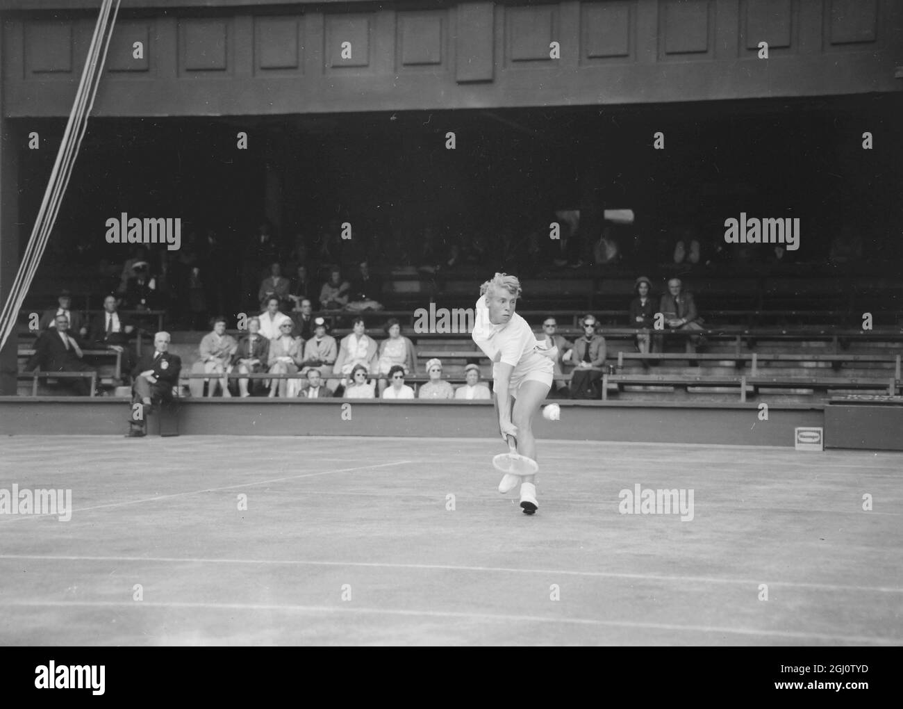 ANN JONES - AZIONE DI TENNIS - 10 GIUGNO 1960 Foto Stock