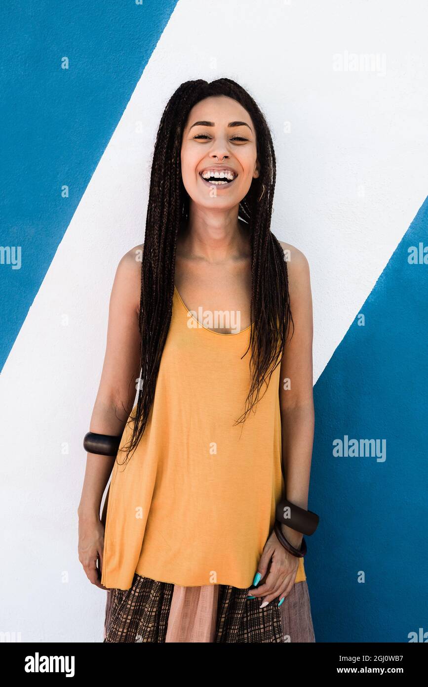 Felice bohémien ragazza africana sorridendo alla macchina fotografica all'aperto - fuoco sul volto Foto Stock