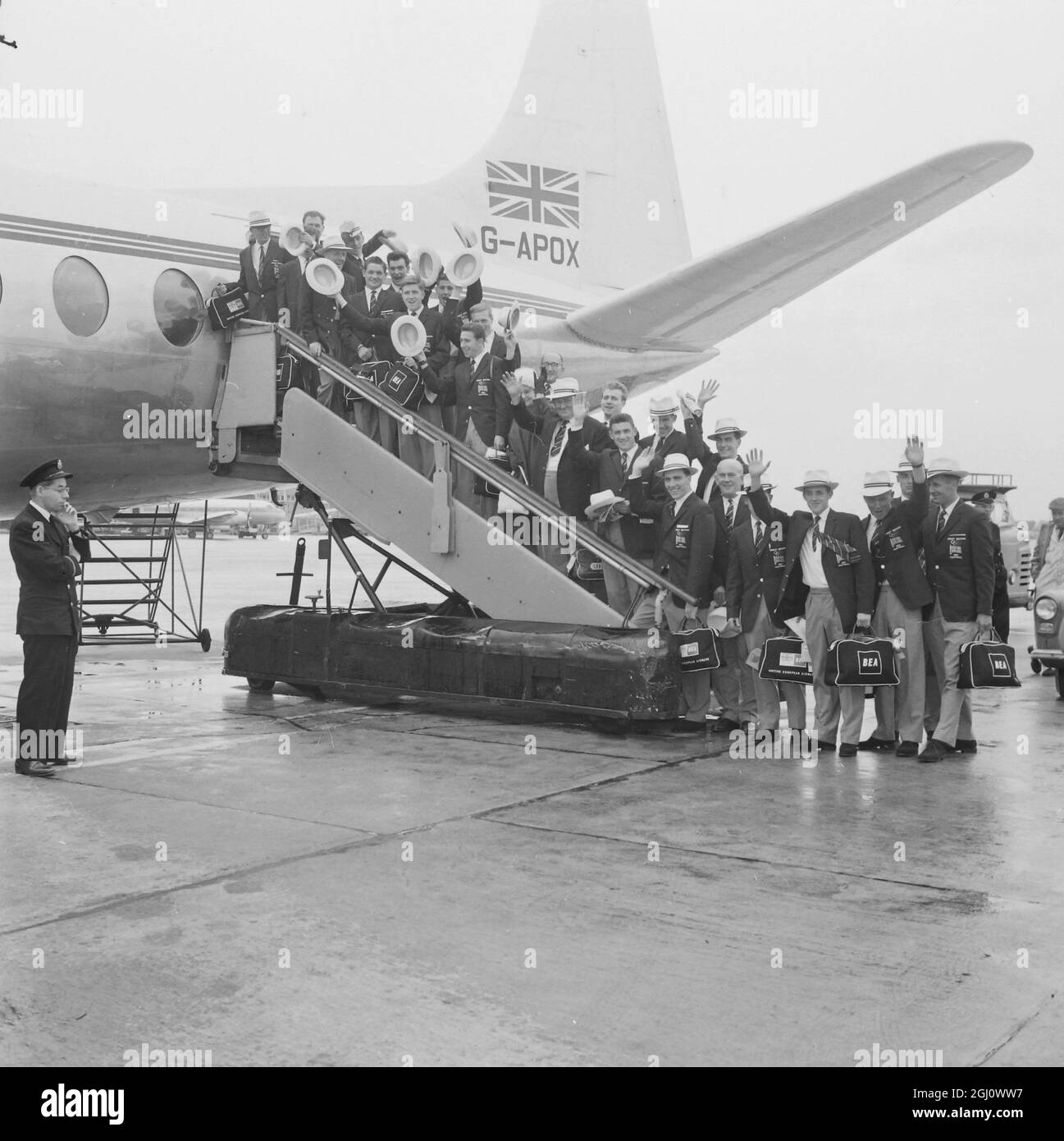 SQUADRA OLIMPICA BRITANNICA - CALCIATORI IN AEREO PER ROMA 23 AGOSTO 1960 Foto Stock