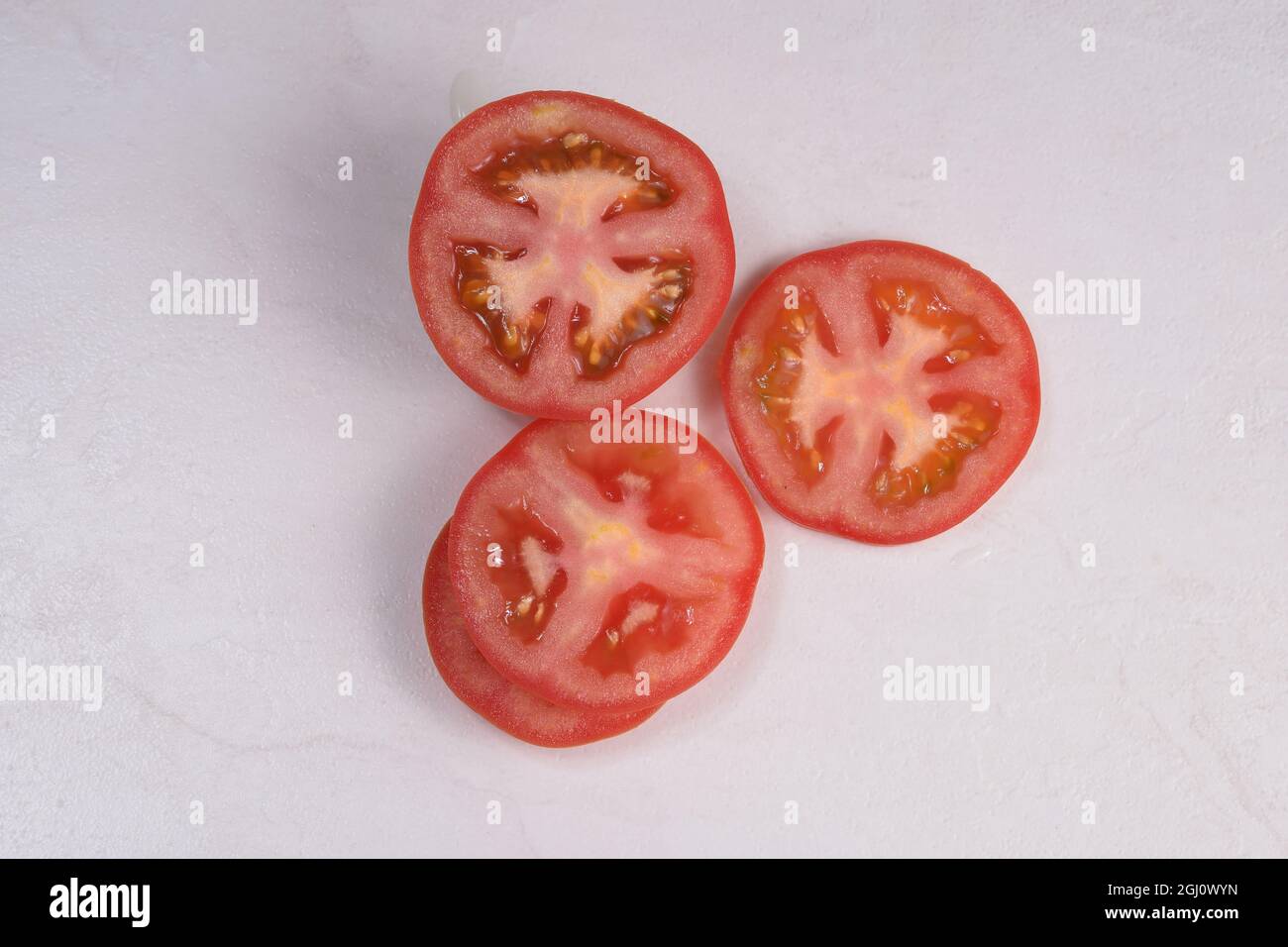 Fette di pomodoro rosso maturo. Foto Stock