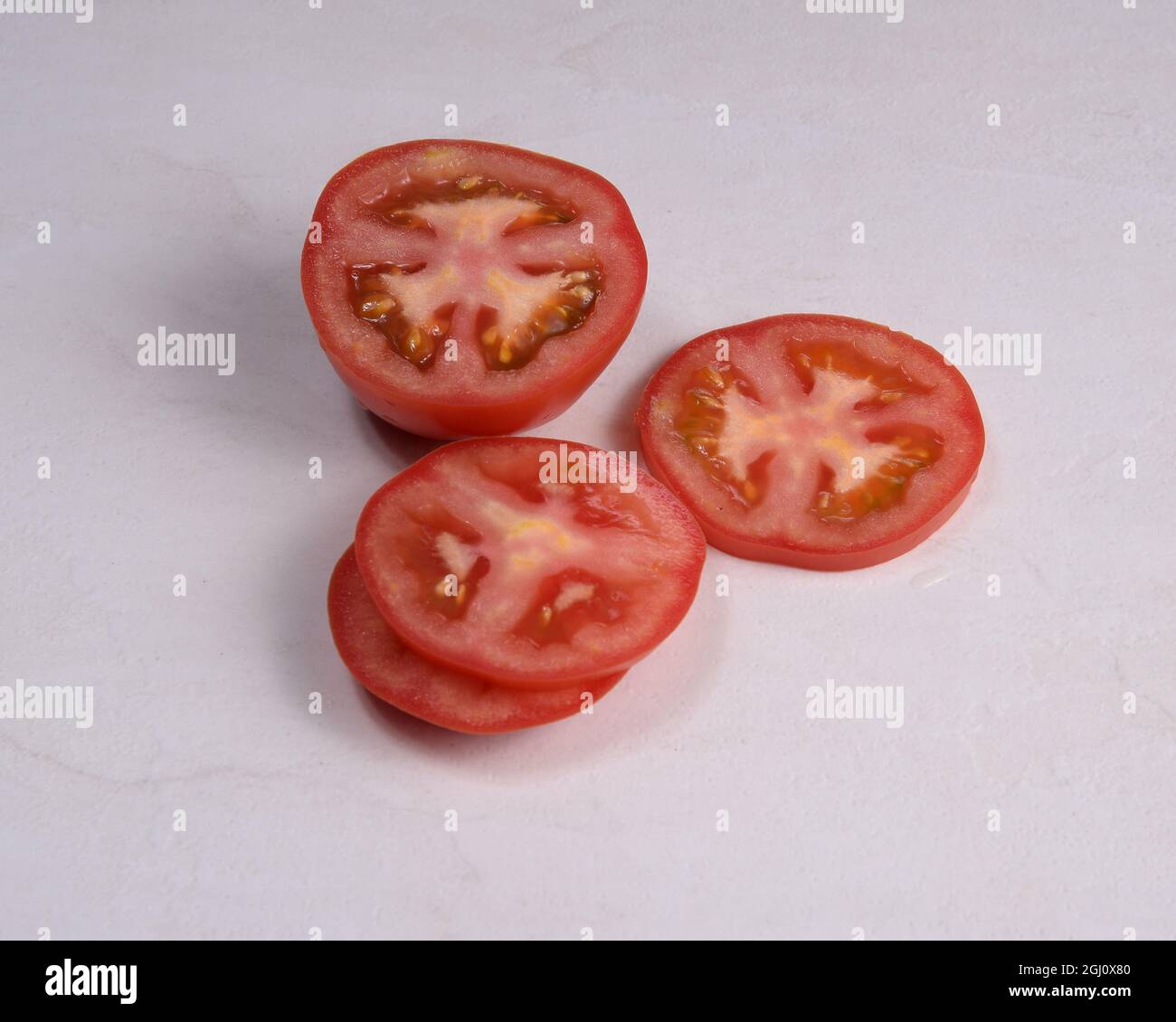 Fette di pomodoro rosso maturo. Foto Stock