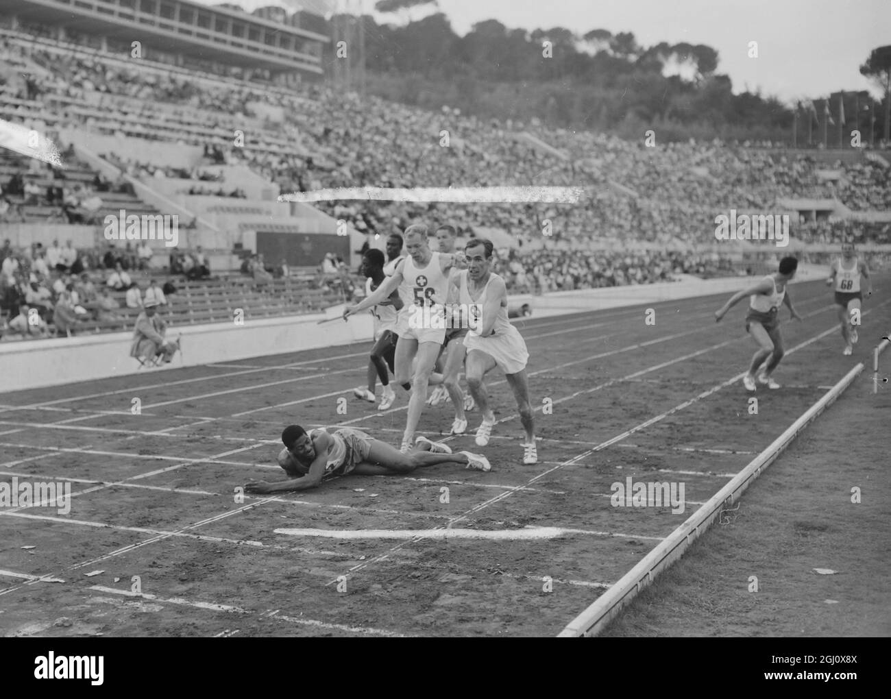 GIOCO OLIMPICO 4X400M SEMI SPENCE FALLS BATON CAMBIAMENTO 8 SETTEMBRE 1960 Foto Stock