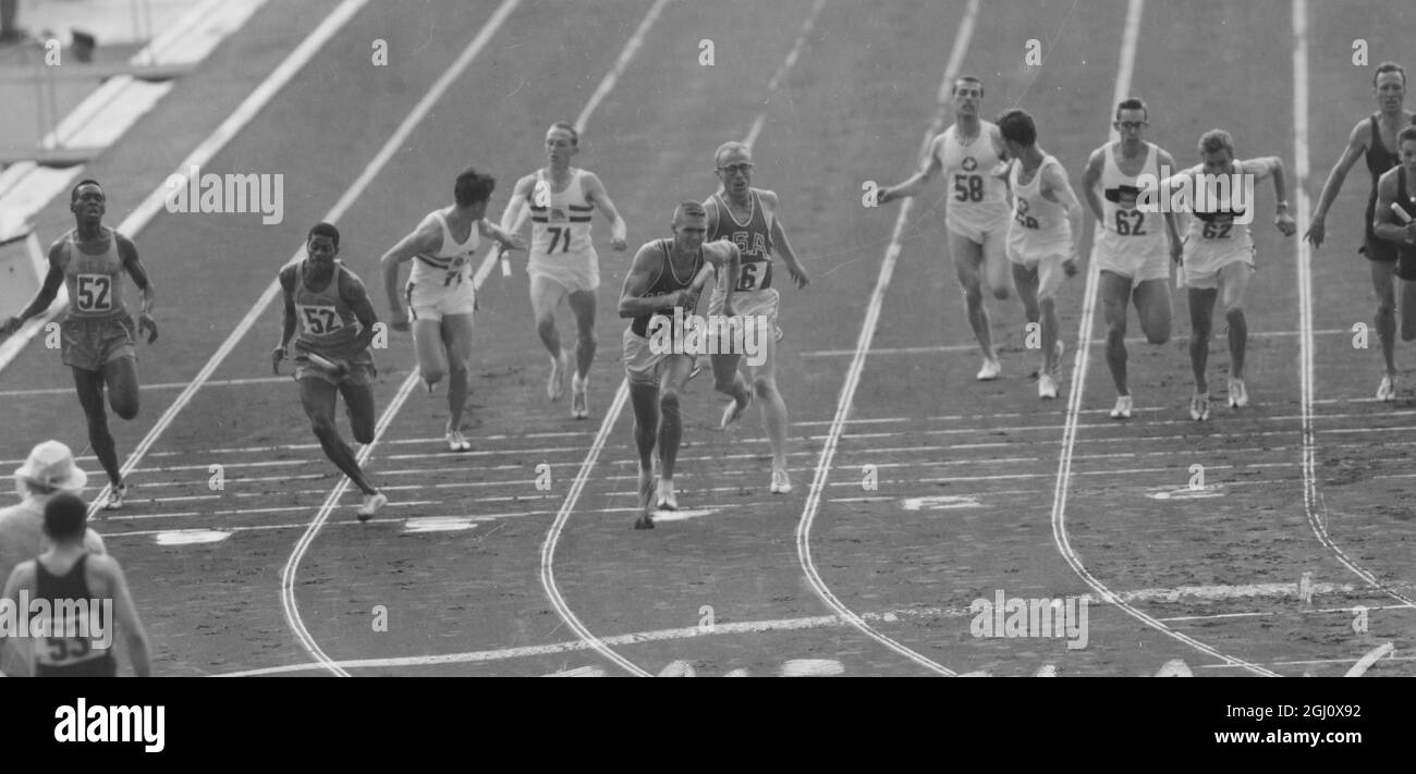 GIOCO OLIMPICO 4X400M FINALE 1° CAMBIO BATON 9 SETTEMBRE 1960 Foto Stock