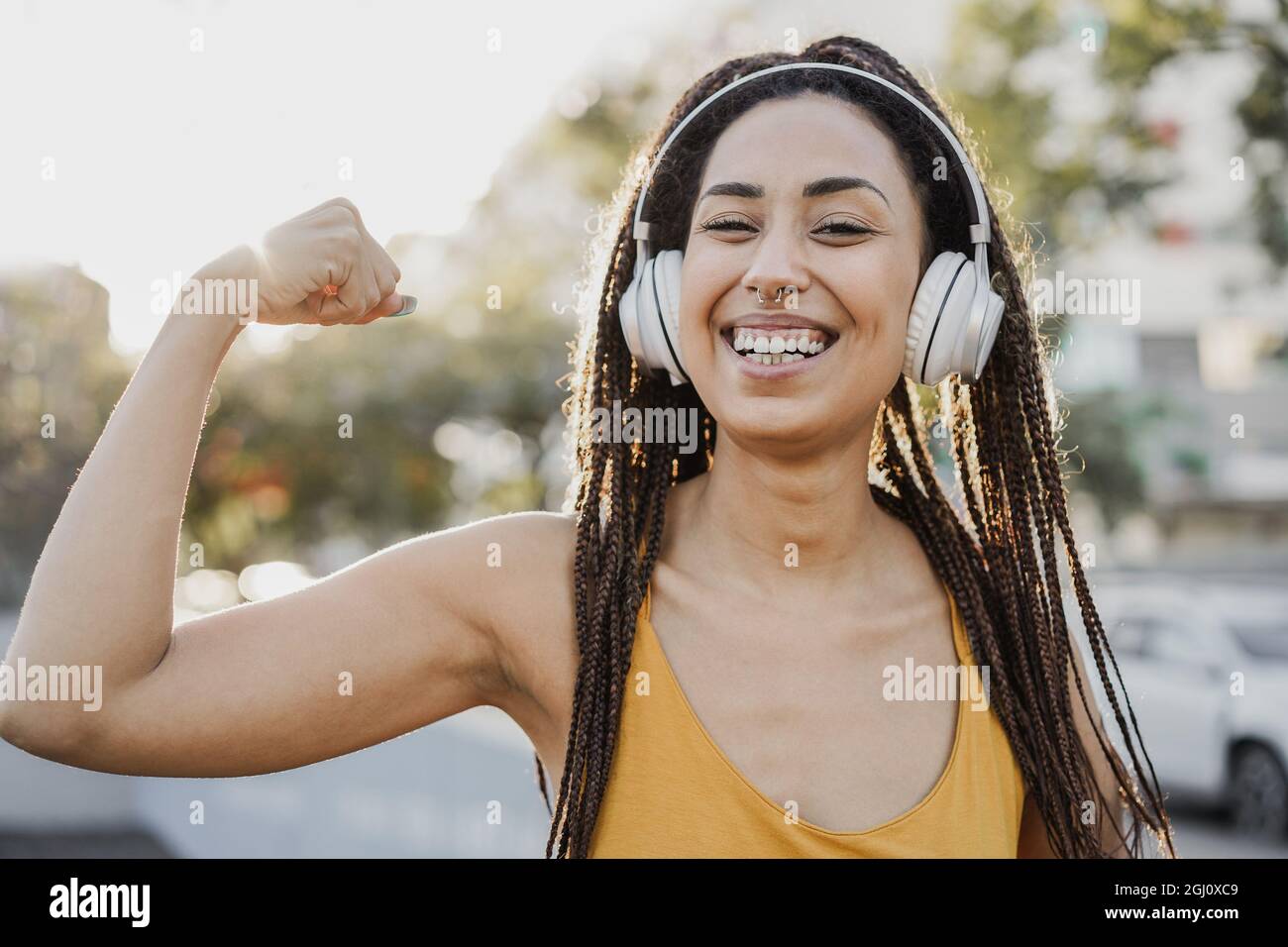 Bohemian african girl Ascolta la musica delle playlist con le cuffie - Focus on Face Foto Stock