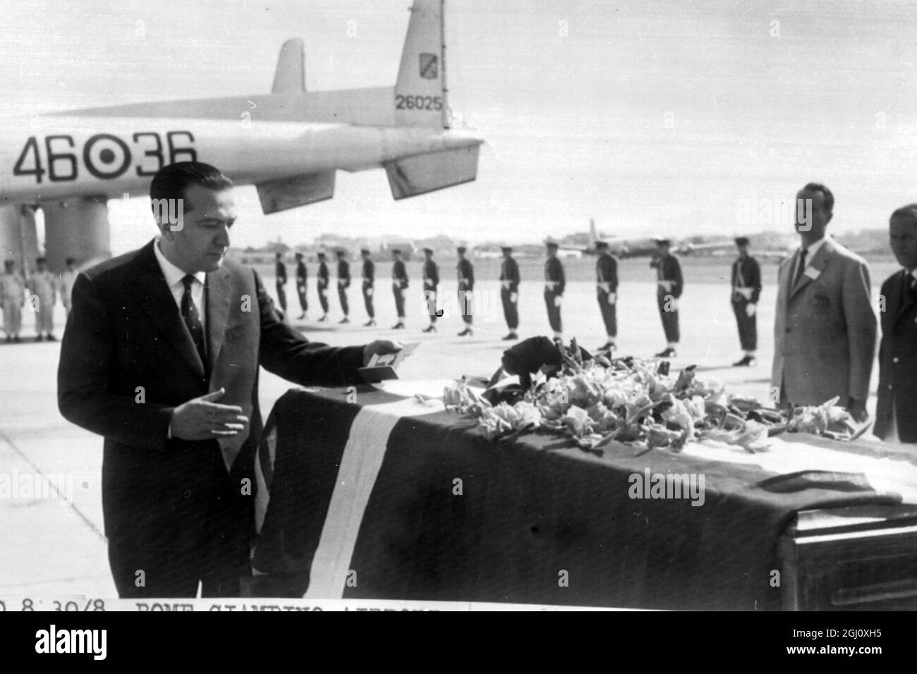 GIOCO OLIMPICO MEDAGLIA D'ORO PER IL CICLISTA DELLE OLIMPIADI MORTE - IL SIGNORE GIULIO ANDREOTTI PONE UNA MEDAGLIA D'ORO SULLA BARA DI KNUD JENSEN 30 AGOSTO 1960 Foto Stock