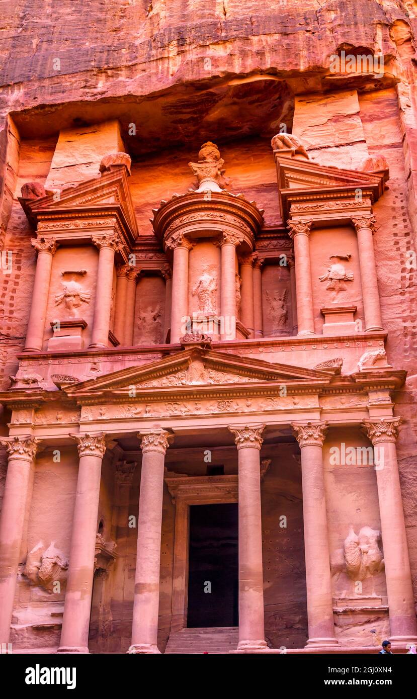 Tesoro giallo in Mattina diventa rosa rosso nel pomeriggio Siq Petra Giordania Petra Giordania. Tesoro costruito dal Nabataens nel 100 A.C. Canyon diventa ros Foto Stock