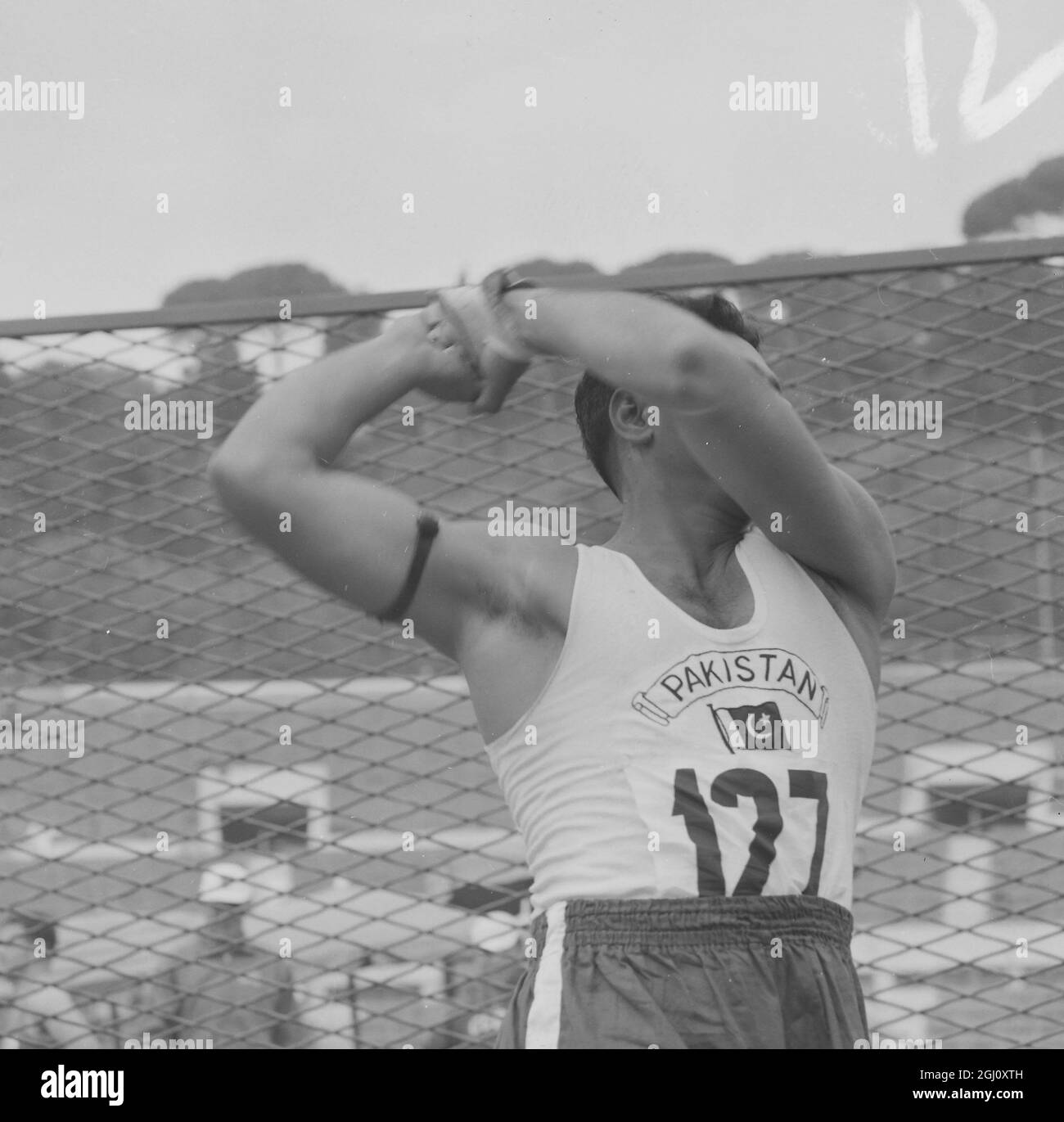 GIOCO OLIMPICO HAMMER IQBAL IN AZIONE 3 SETTEMBRE 1960 Foto Stock