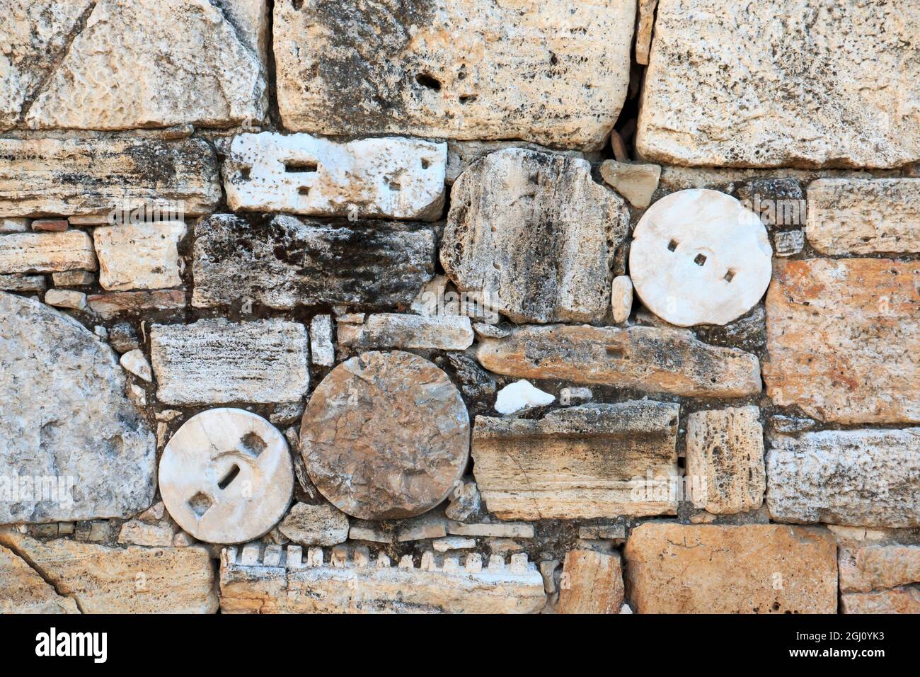 Turchia, Turchia sud-occidentale, provincia di Denizli, valle del fiume Menderes, Pamukkale, muro di pietra fatto da vari pezzi di rovine. Foto Stock
