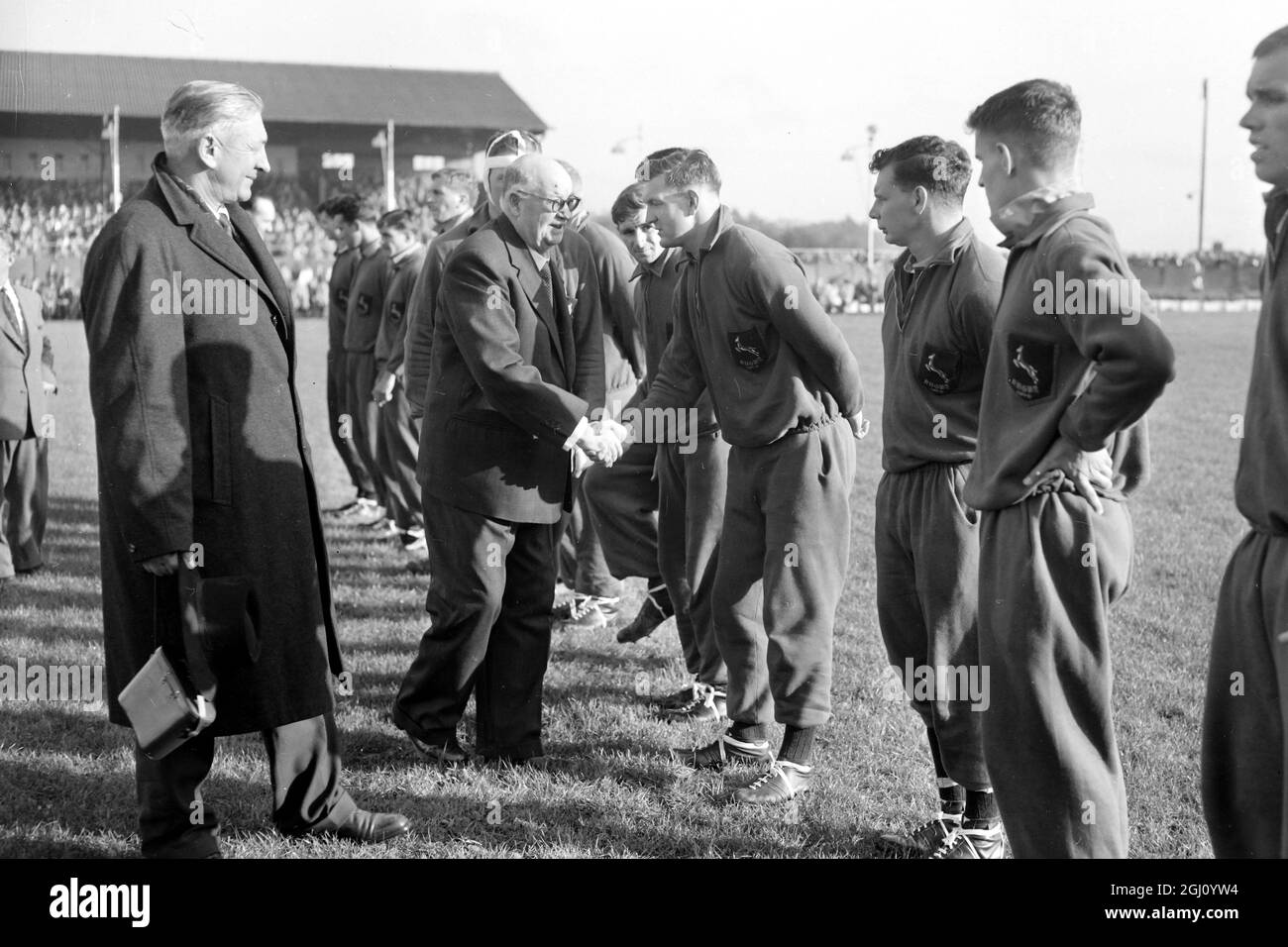 TEAM DI RUGBY SUDAFRICANO - STRETTA DI MANO CALDA CON L'ALTO COMMISSARIO J R VAN RHIJN 22 OTTOBRE 1960 Foto Stock