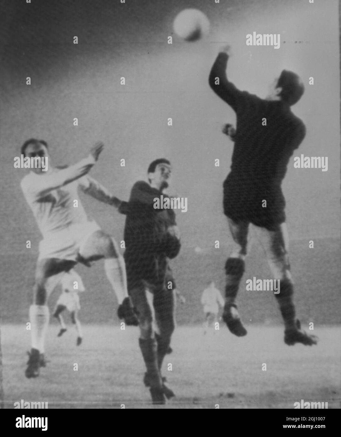 CALCIO BARCELLONA V REAL MADRID GOALIE PUGNI DI STEPHANO HEA 24 NOVEMBRE 1960 Foto Stock