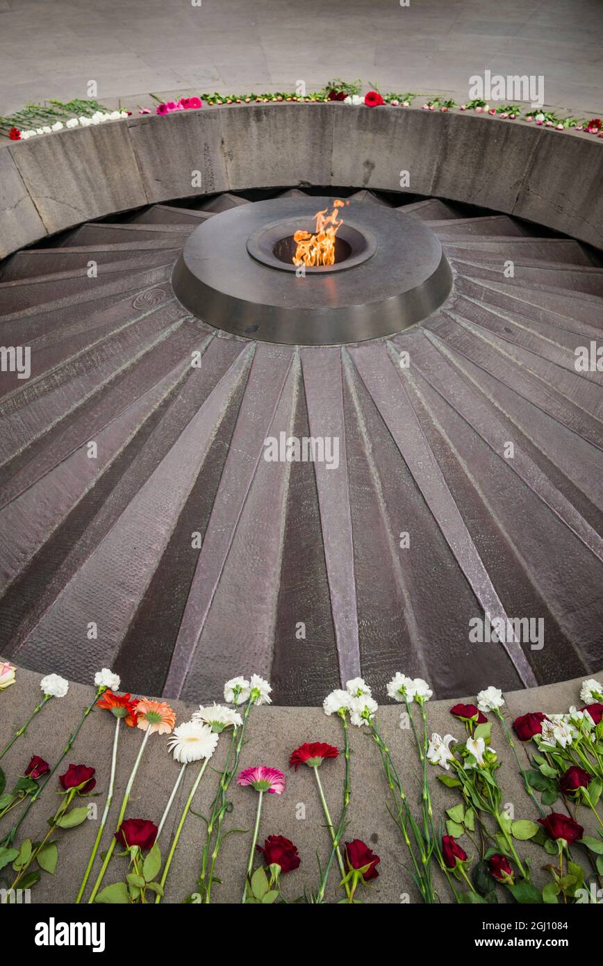 Armenia, Yerevan. Monumento al genocidio armeno, monumento al massacro degli armeni dell'Impero Ottomano, 1915-1922, fiamma eterna. Foto Stock