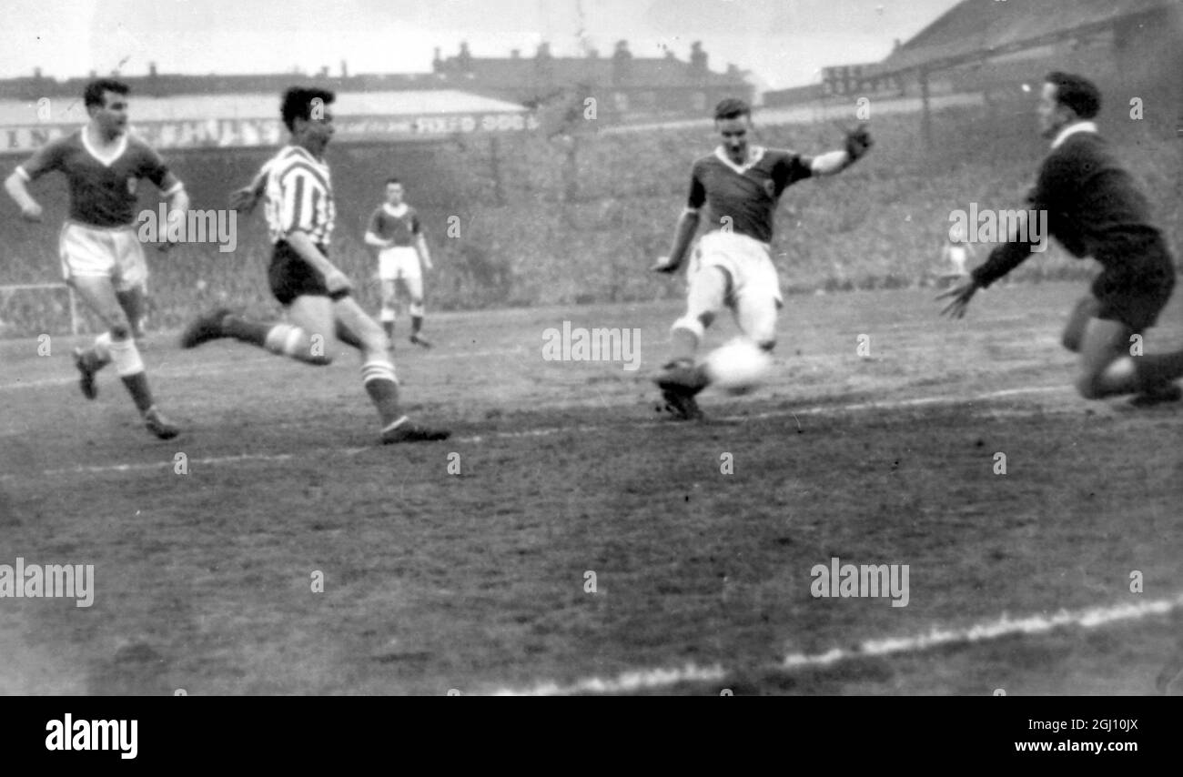 PARTITA DI CALCIO LEICESTER SITY V SHEFFIELD UNITED - HODKINSON SALVA LA PALLA DAL PORRO 28 MARZO 1961 Foto Stock