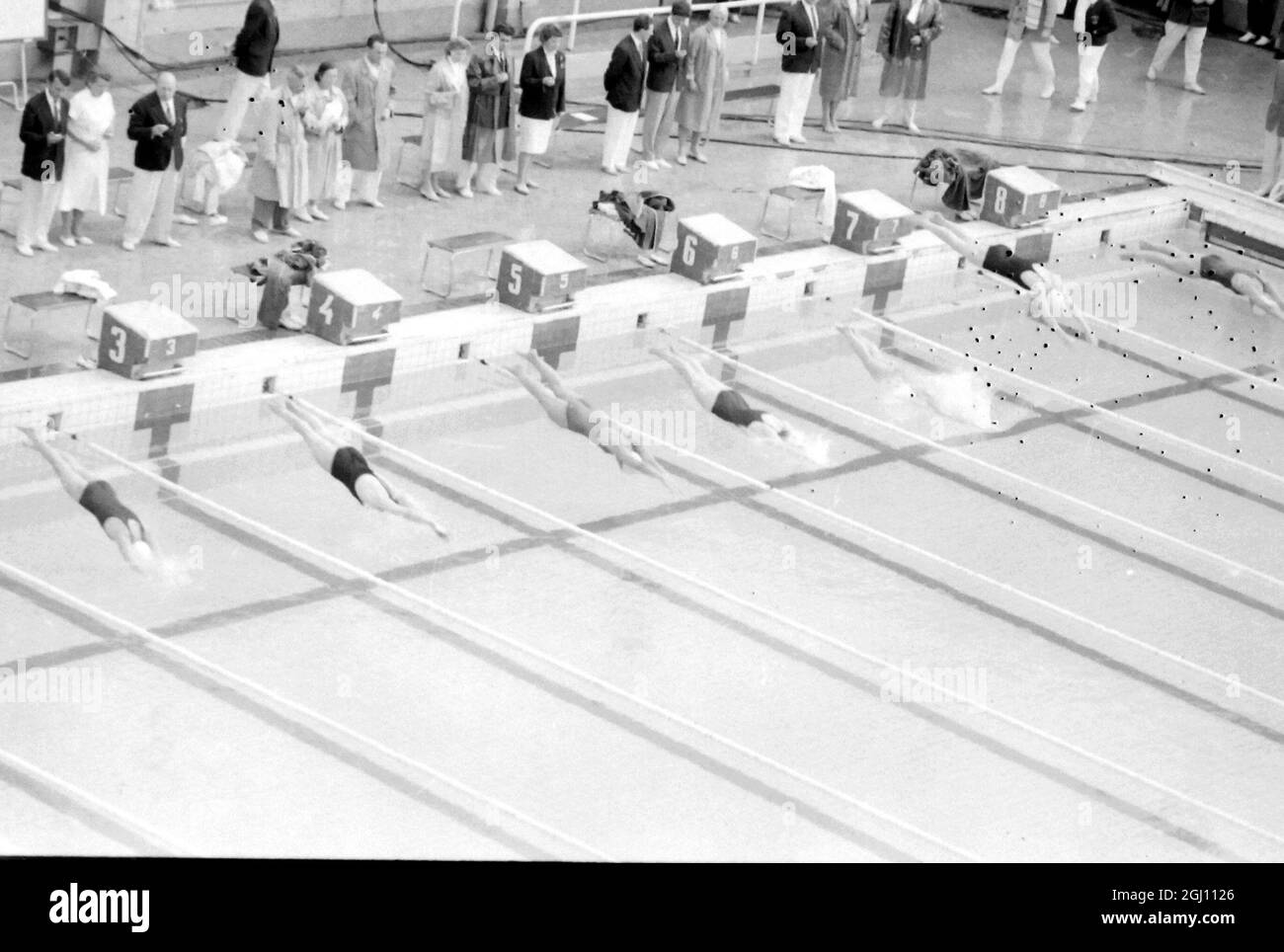 NUOTO RUSSIA V GRAN BRETAGNA WOMENS 100 FREESTYLE COMPETIZIONE A MOSCA 25 MAGGIO 1961 Foto Stock