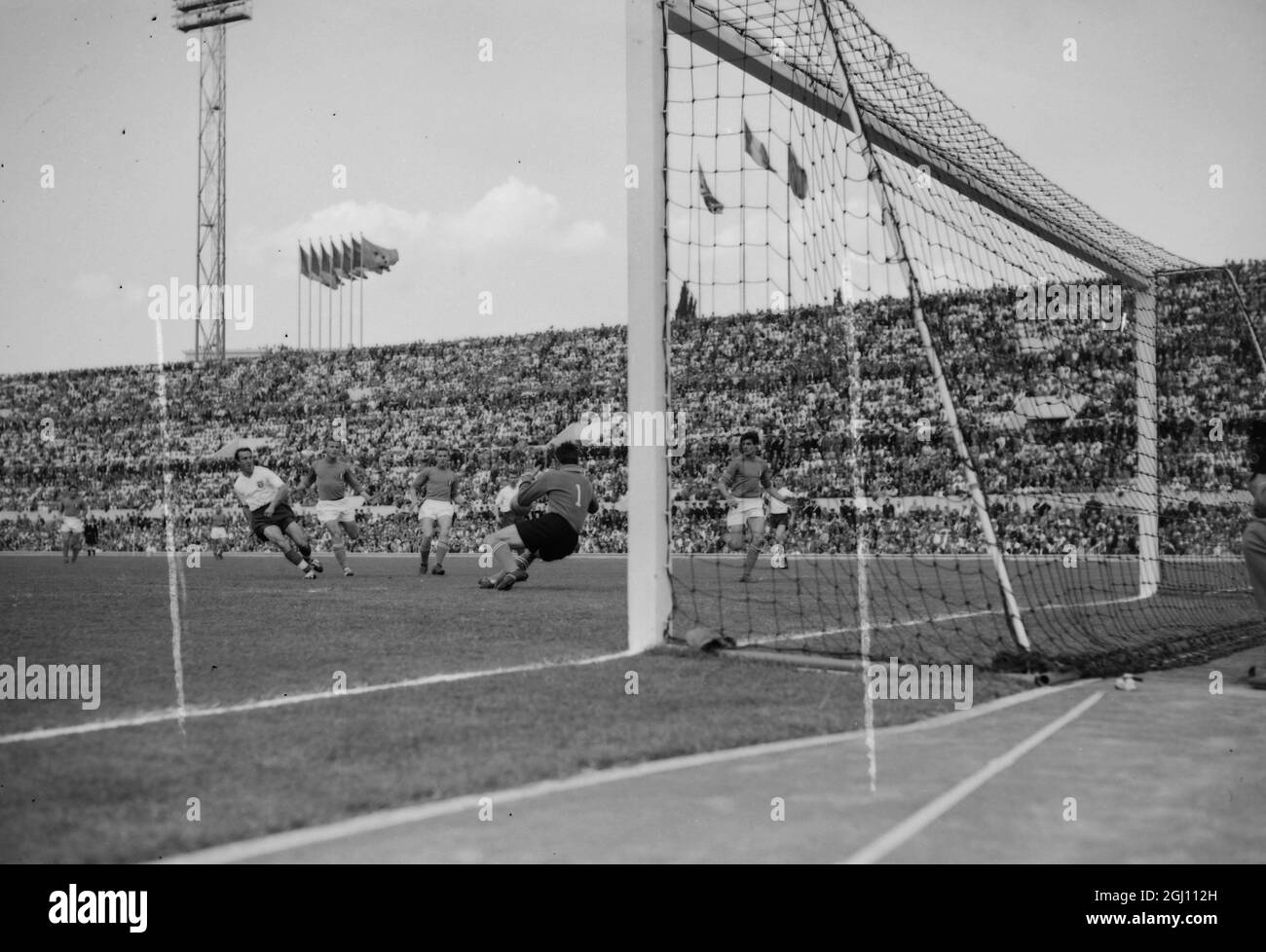 PARTITA INTERNAZIONALE DI CALCIO INGHILTERRA - ITALIA A ROMA - JIMMY GREAVES PLAYING - 25 MAGGIO 1961 Foto Stock