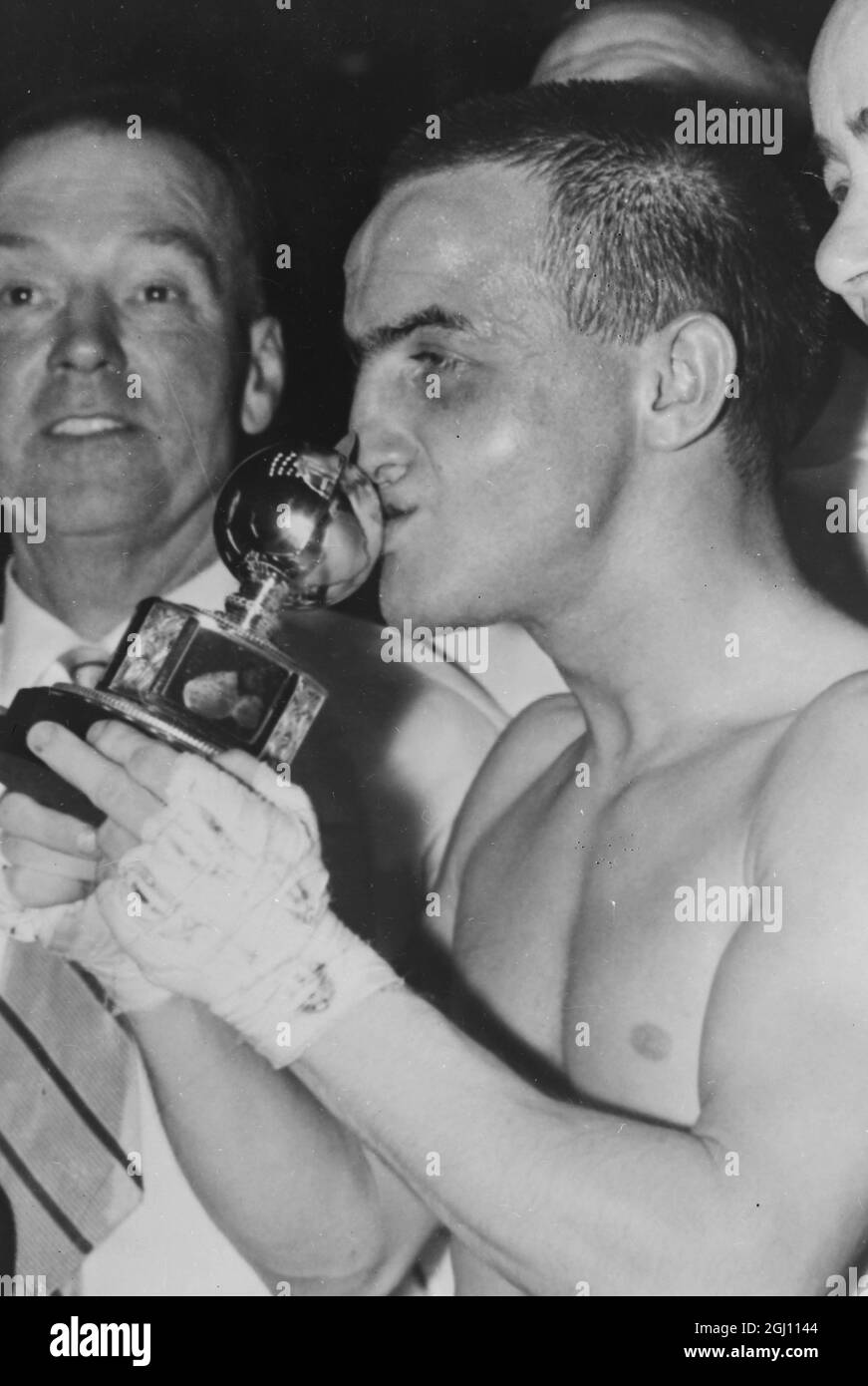 PUGILATO JOHNNY CALDWELL DI BELFAST CON TROFEO A WEMBLEY IL 31 MAGGIO 1961 Foto Stock