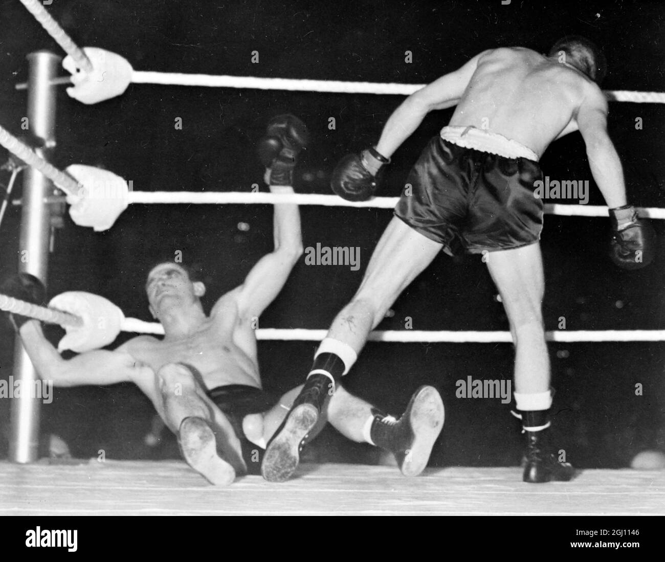 VITTORIA DEL TITOLO DI PUGILATO PER JOHNNY CALDWELL DI BELFAST - LOTTA VINCENTE CON ALPHONSE HALINI D'ALGERIA 31 MAGGIO 1961 Foto Stock