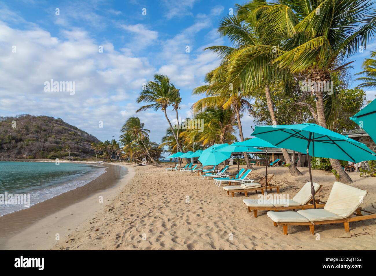 Caraibi, Grenada, isola Mayreau. Ombrelloni e sdraio. Credit as: Don Paulson / Galleria Jaynes / DanitaDelimont.com Foto Stock