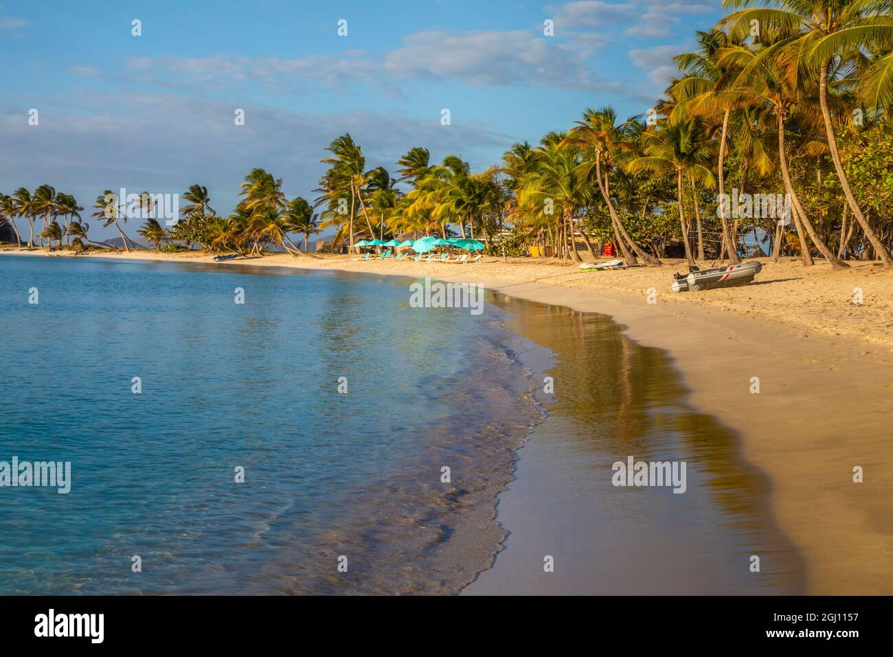 Caraibi, Grenada, isola Mayreau. Ombrelloni e sdraio. Credit as: Don Paulson / Galleria Jaynes / DanitaDelimont.com Foto Stock