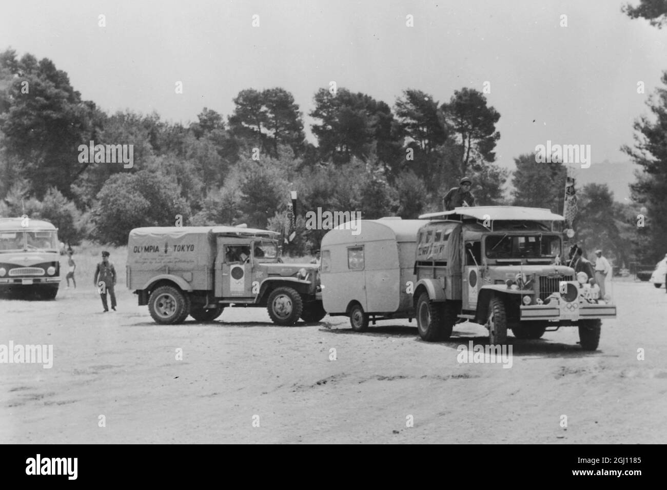 OLIMPIADI DUE CAMION E RIMORCHIO LASCIANO OLYMPIA IN ROTTA TURCHIA 26 GIUGNO 1961 Foto Stock