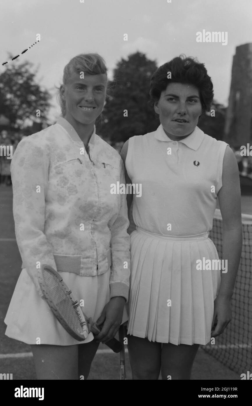 ANN HAYDON E JANINE BOURGNON AI CAMPIONATI DI TENNIS IN ERBA DI WIMBLEDON - 27 GIUGNO 1961 Foto Stock