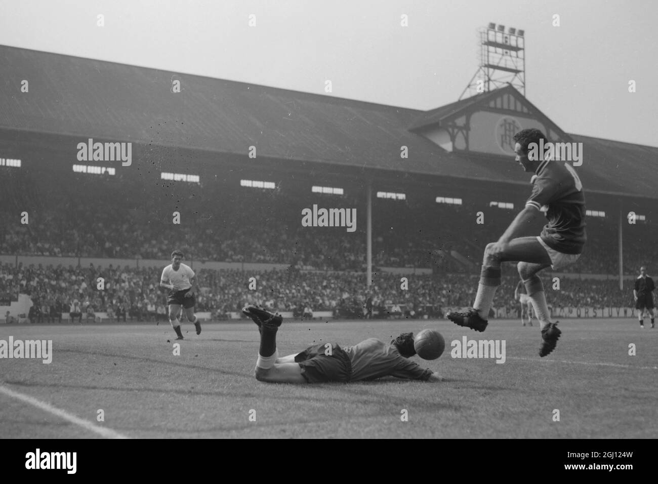 CALCIO CARDIFF V SPURS MARRONE A TUTTA LUNGHEZZA RISPARMIO DAL BUCO 2 SETTEMBRE 1961 Foto Stock