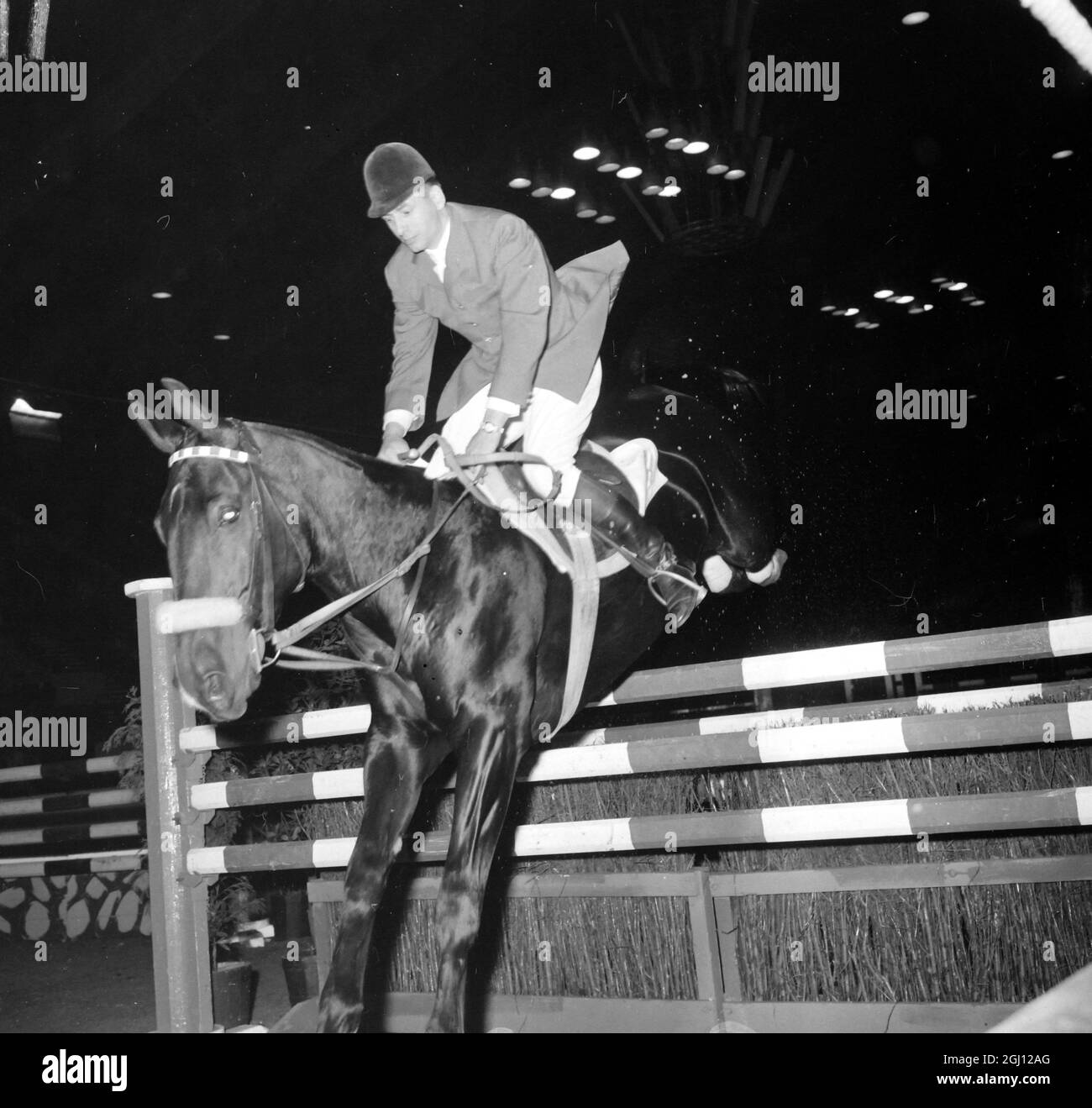 HORSEJUMPING TAMARA CON VAN HEIJUST CHE PRENDE LA RECINZIONE - ESPOSIZIONE DI CAVALLI DELL'ANNO A LONDRA 3 OTTOBRE 1961 Foto Stock