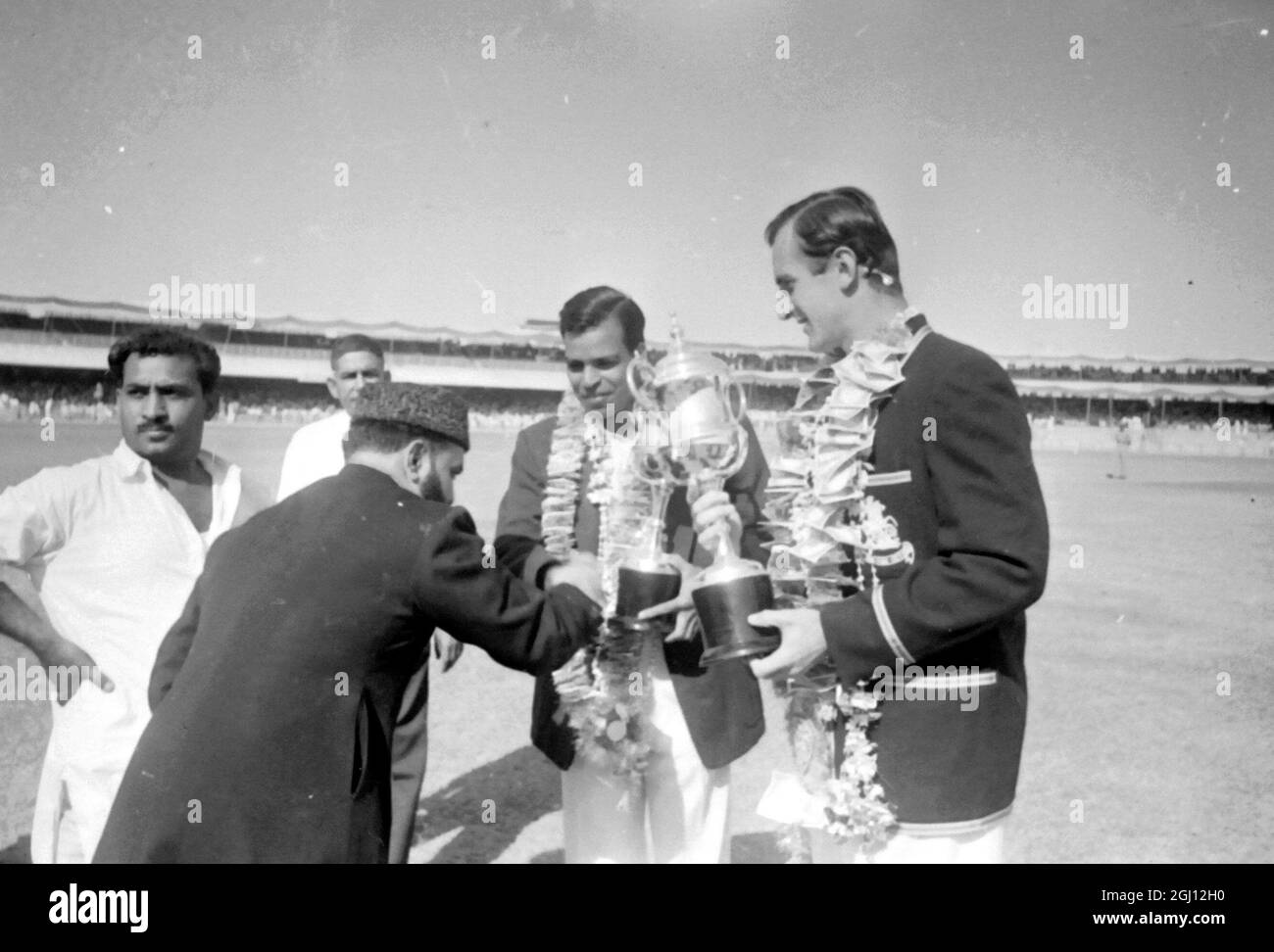 CAPITANO PAKISTANO DI CRICKET IMTIAZ AHMAD CON UN TROFEO 24 OTTOBRE 1961 Foto Stock