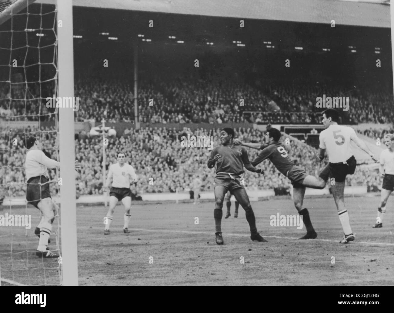 COPPA DEL MONDO DI CALCIO PORTOGALLO V INGHILTERRA - CALCIATORE AGUAS IN AZIONE 25 OTTOBRE 1961 Foto Stock COPPA DEL MONDO DI CALCIO PORTOGALLO V INGHILTERRA - CALCIATORE AGUAS IN AZIONE 25 OTTOBRE 1961 Foto Stock