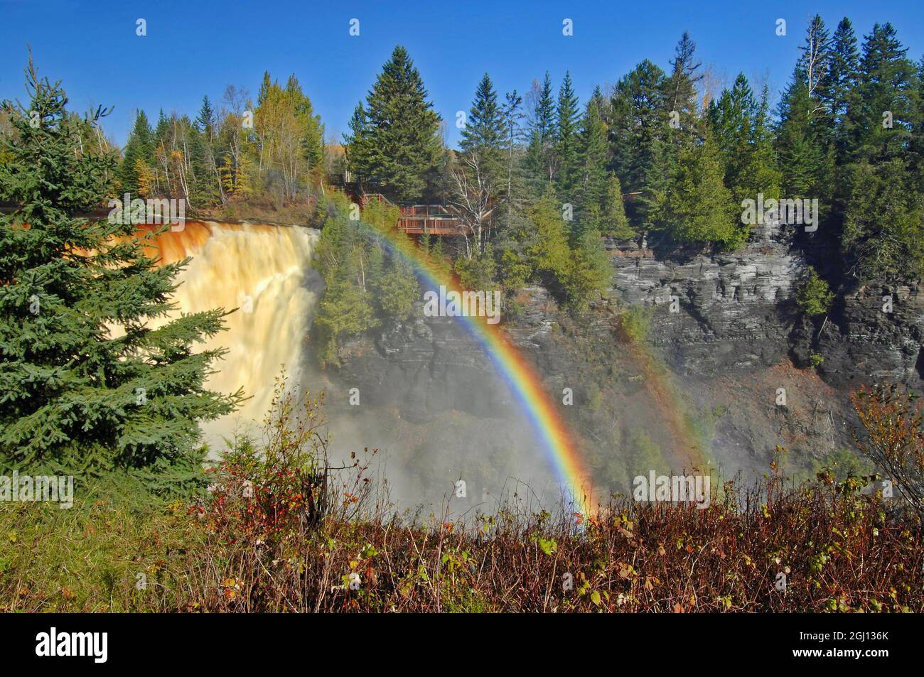 Canada, Ontario, Kakabeka Provincial Park, Rainbow sulle cascate di Kakabeka. Credit as: Mike Grandmaison / Jaynes Gallery / DanitaDelimont. com Foto Stock