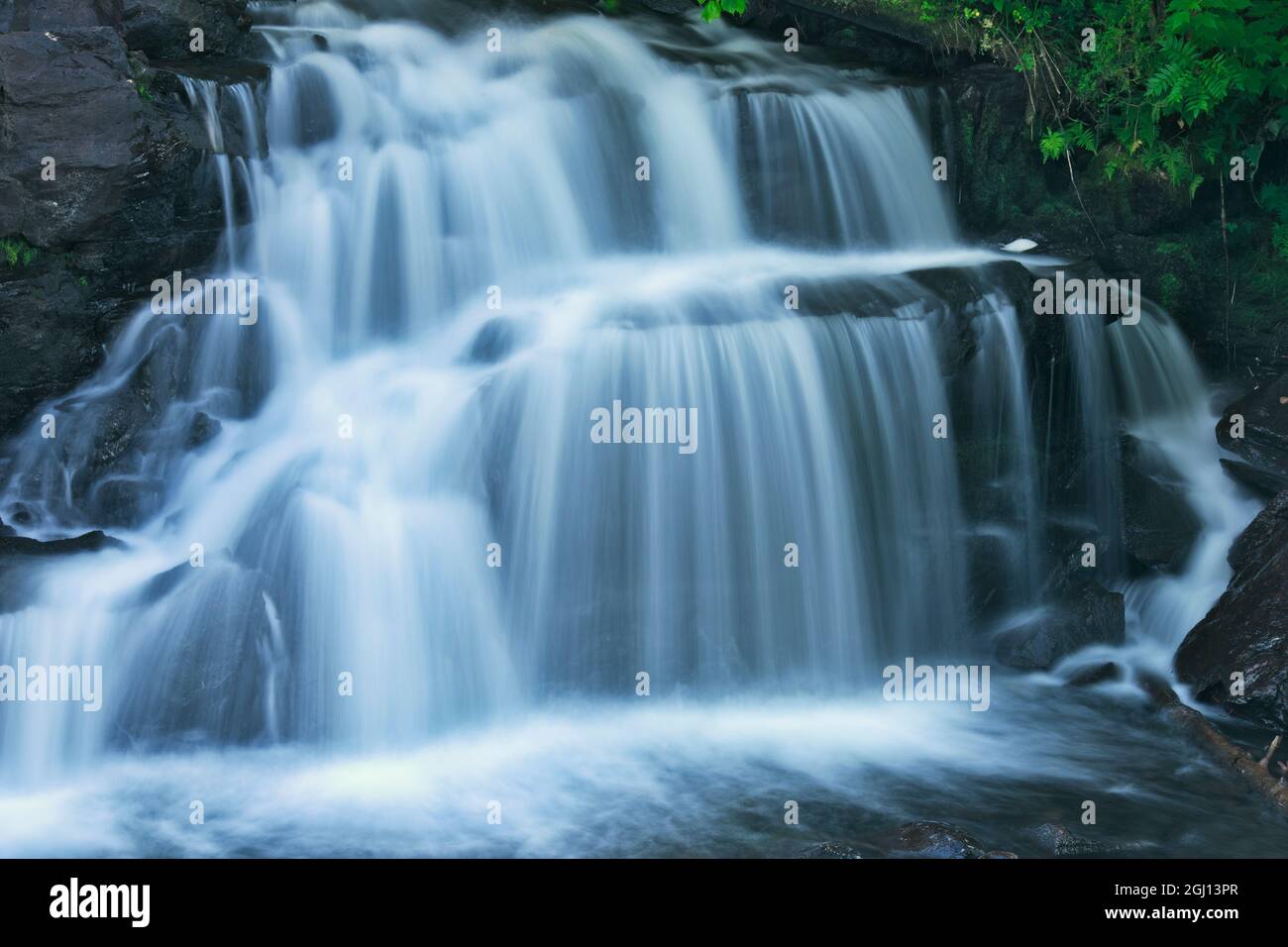 Canada, Ontario, cascate di Raleigh. Cascata sopra le rocce. Credit as: Mike Grandmaison / Jaynes Gallery / DanitaDelimont. com Foto Stock