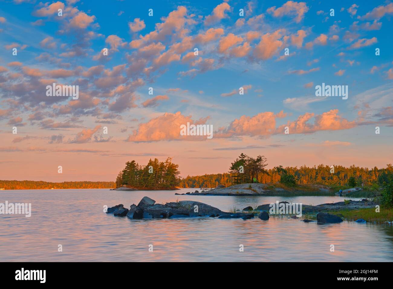 Canada, Ontario, parco provinciale di Sioux Narrows. Nuvole all'alba sul lago dei boschi. Foto Stock