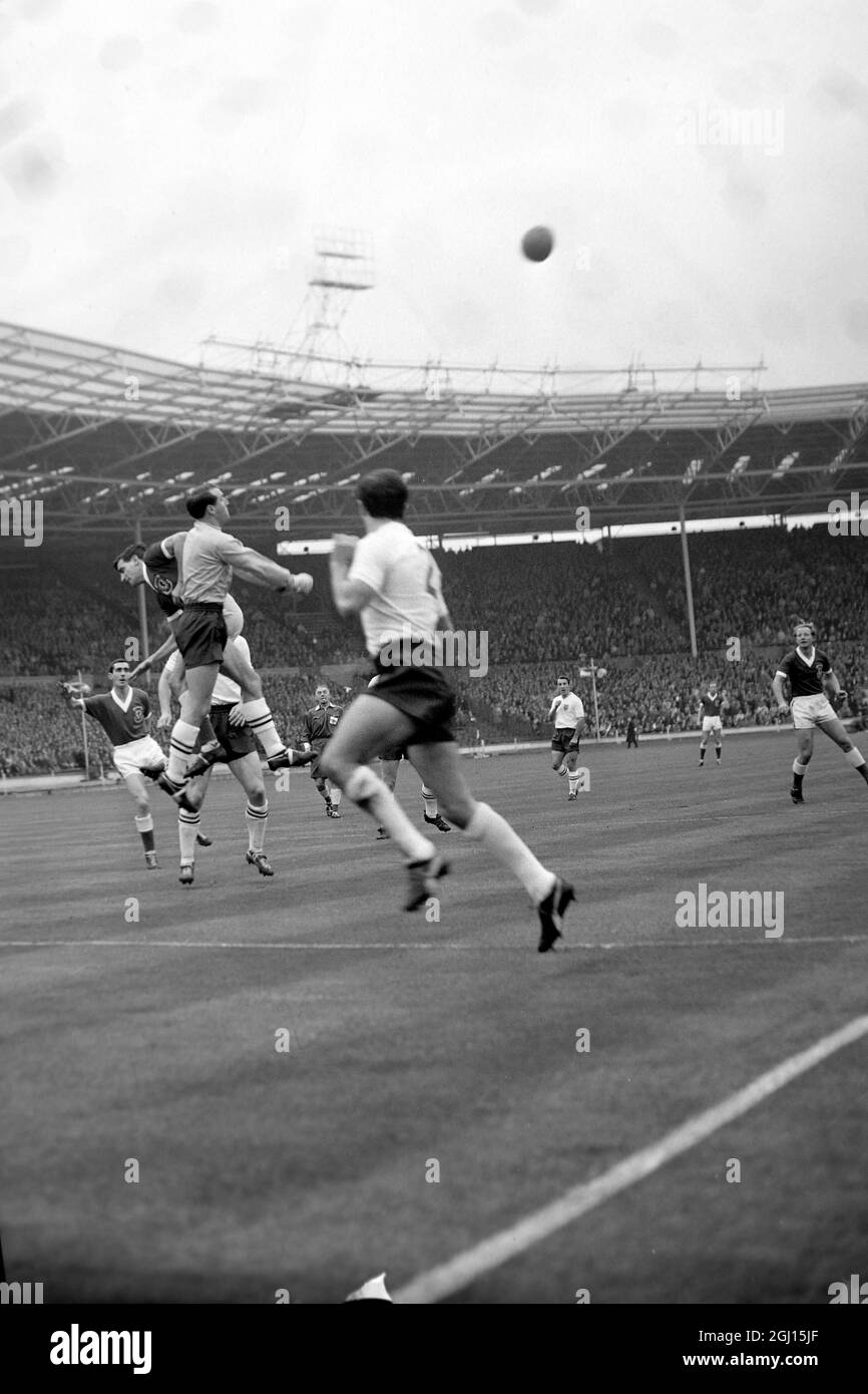 IL CALCIATORE KENNETH GUANCIA IN AZIONE CON RON SPRINGETT - ; 21 NOVEMBRE 1962 Foto Stock