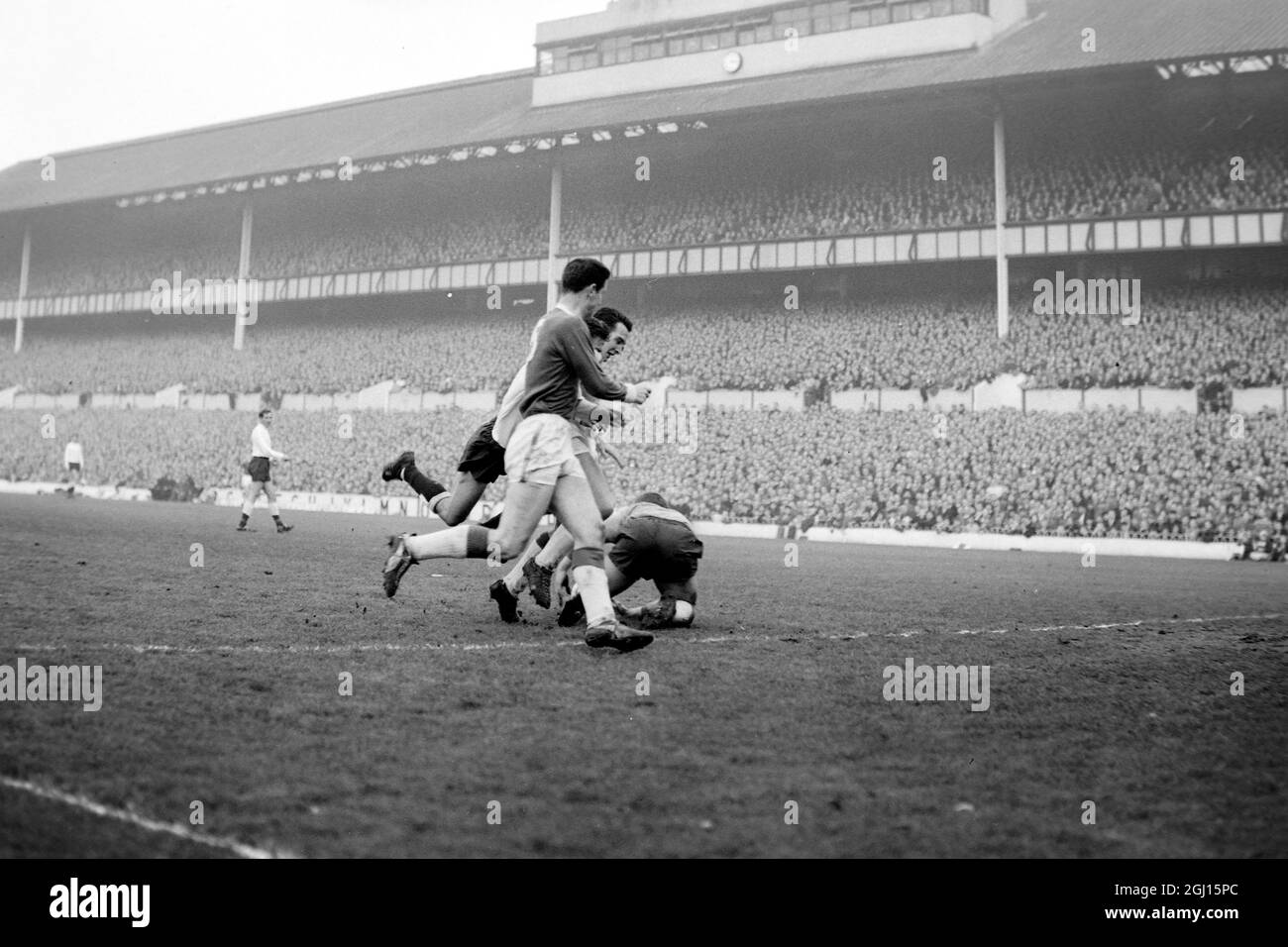 FOOTBALL SPURS V EVERTON LABONE BRIAN ACTION - ; 2 DICEMBRE 1962 Foto Stock