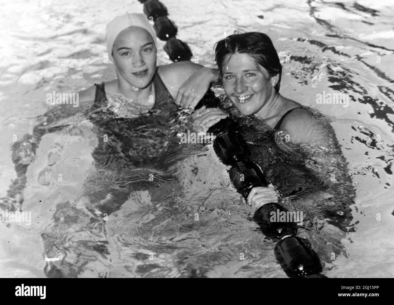 DAWN FRASER E MARY STEWART NUOTATORI FREESTYLE AI GIOCHI DI ATLETICA COMMONWEALTH A PERTH - ; 3 DICEMBRE 1962 Foto Stock