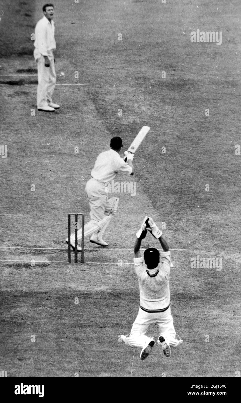 CRICKET MCC V AUSTRALIA SMITH JOY CATCHING WEST ; 18 DICEMBRE 1962 Foto Stock