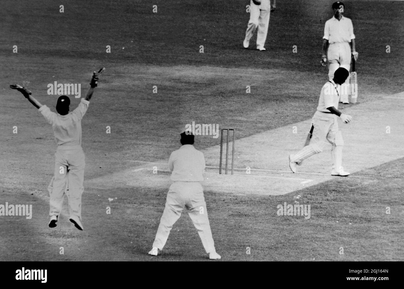 CRICKET MCC V AUSTRALIA SMITH SALTA LA GIOIA DOPO LA CATTURA SIMPSON ; 29 GENNAIO 1963 Foto Stock