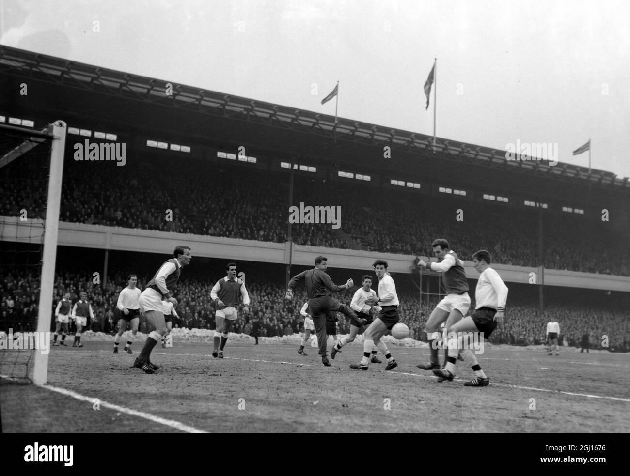 CALCIO ARSENAL V BOLTON MCCLELLAND FUORI POSIZIONE HILL SCORE ; 16 FEBBRAIO 1963 Foto Stock
