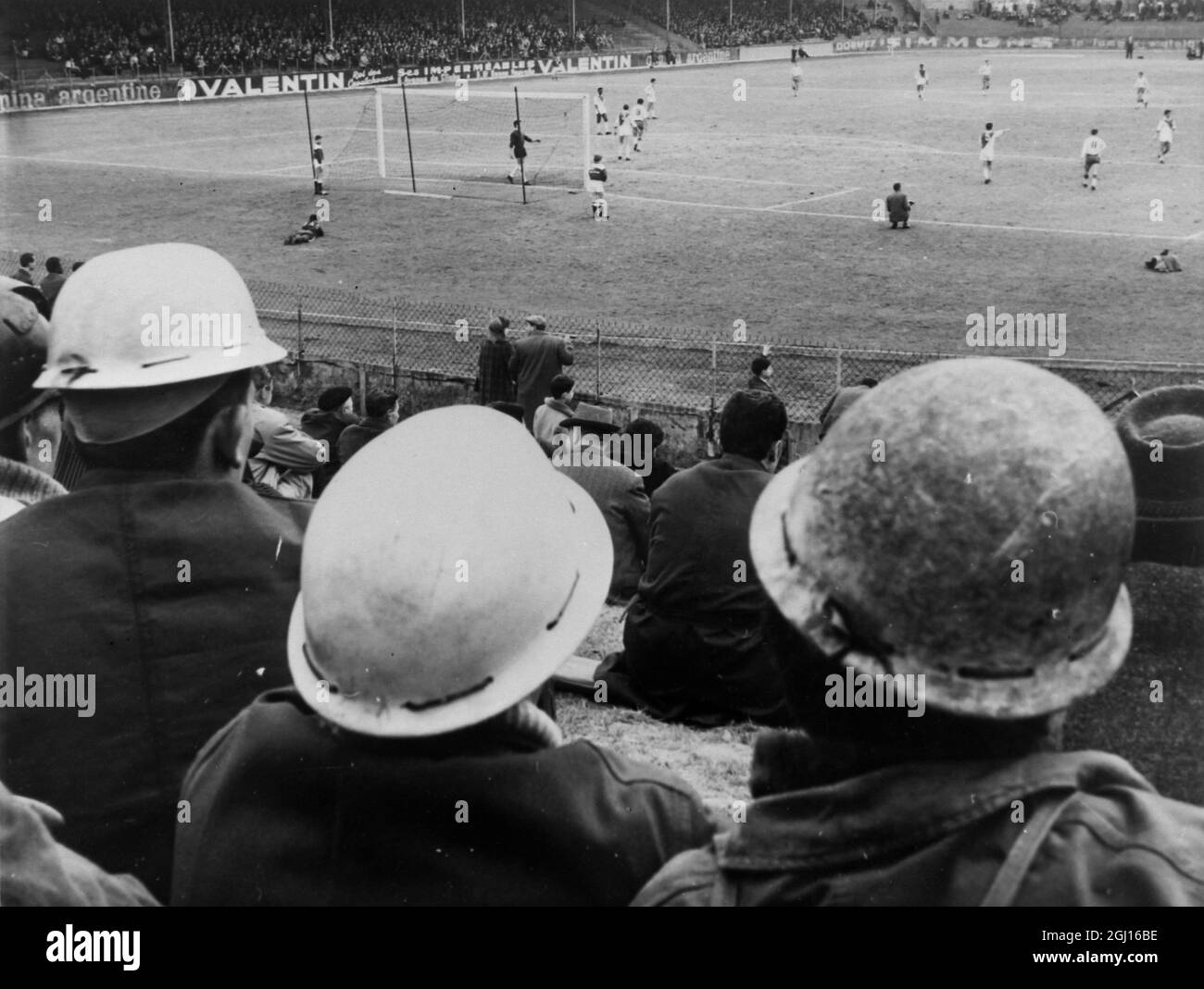 I MINATORI FRANCESI HANNO UNA PARTITA DI CALCIO PER RACCOGLIERE FONDI A PARIGI ; 15 MARZO 1963 Foto Stock