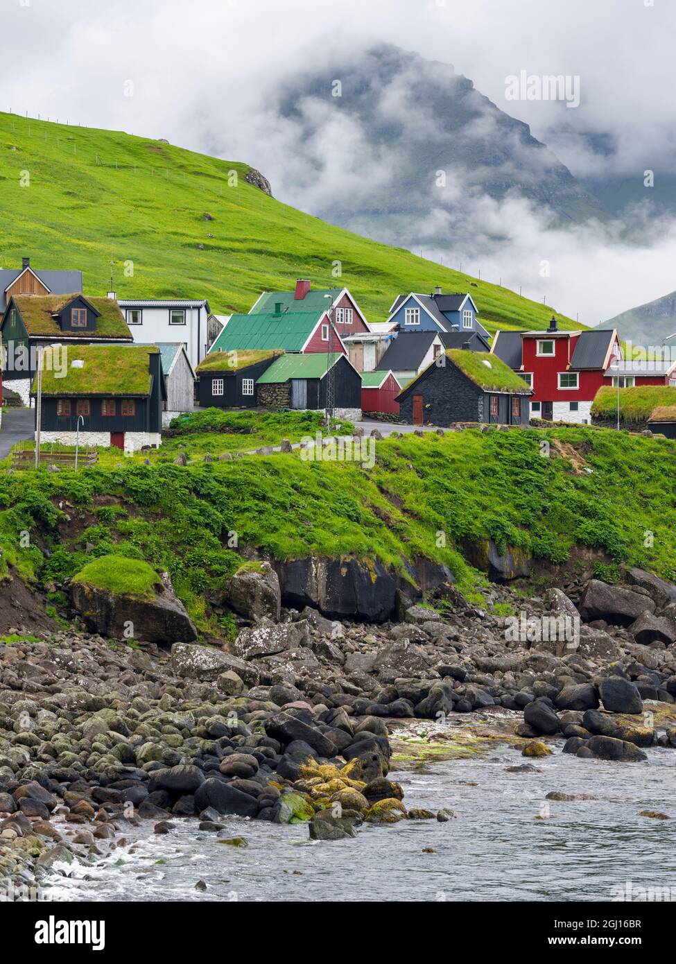 Villaggio Elduvik situato a fiordo Funningsfjordur. L'isola Eysturoy uno dei due grandi isole delle Isole Faerøer nel Nord Atlantico. Europ Foto Stock