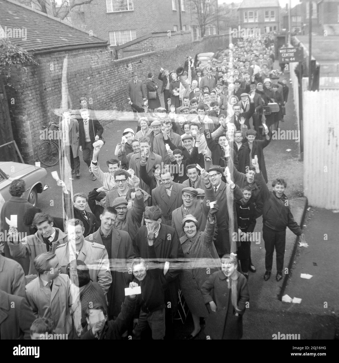 FOOTBALL FANS WAVE TICKETS FOR SOUTHAMPTON V MANCHESTER UNITED ; 16 APRILE 1963 Foto Stock
