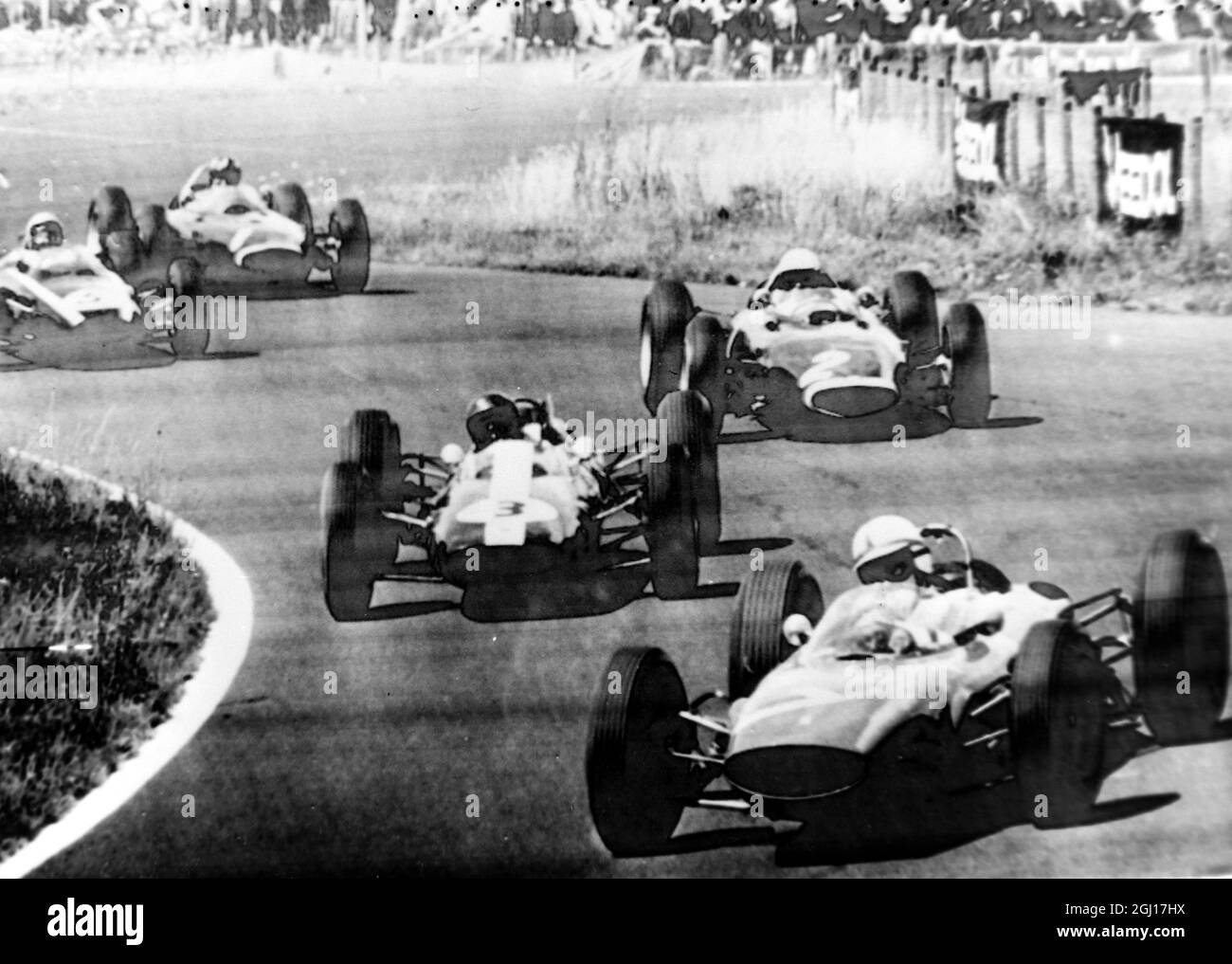 IL PILOTA AUTOMOBILISTICO JOHN SURTEES, JIM CLARK, GRAHAM HILL E RICHIE GINTHER AL GRAN PREMIO DI GERMANIA A NUERBURGRING, GERMANIA ; 4 AGOSTO 1963 Foto Stock