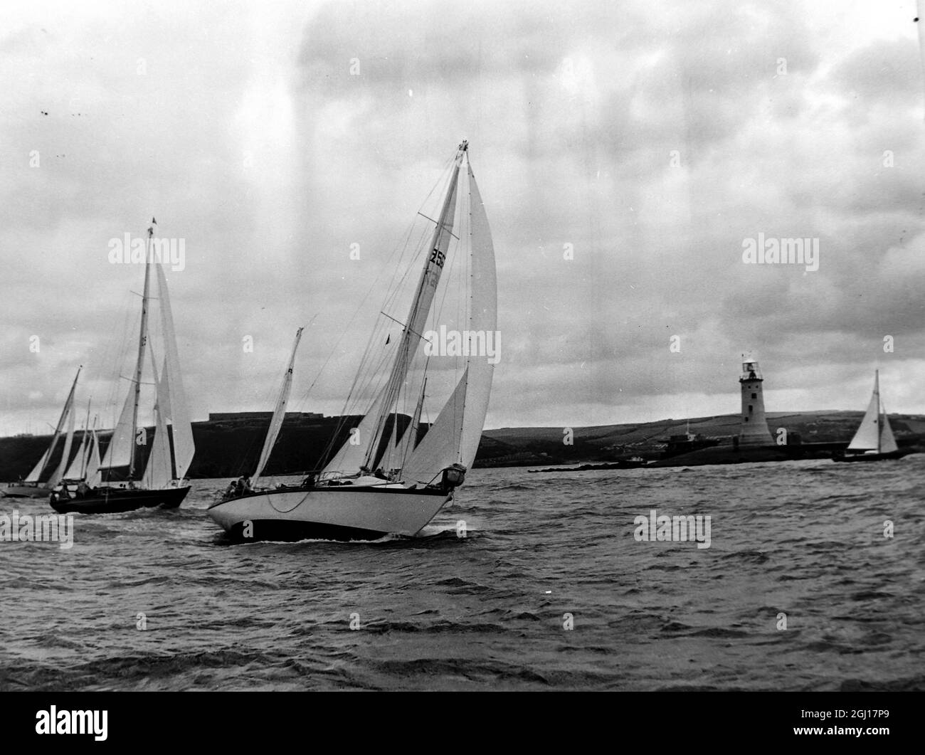 YACHTS LA ROCHELLE YACHTS CLASSE II INIZIO GARA A PLYMOUTH ; 19 AGOSTO 1963 Foto Stock