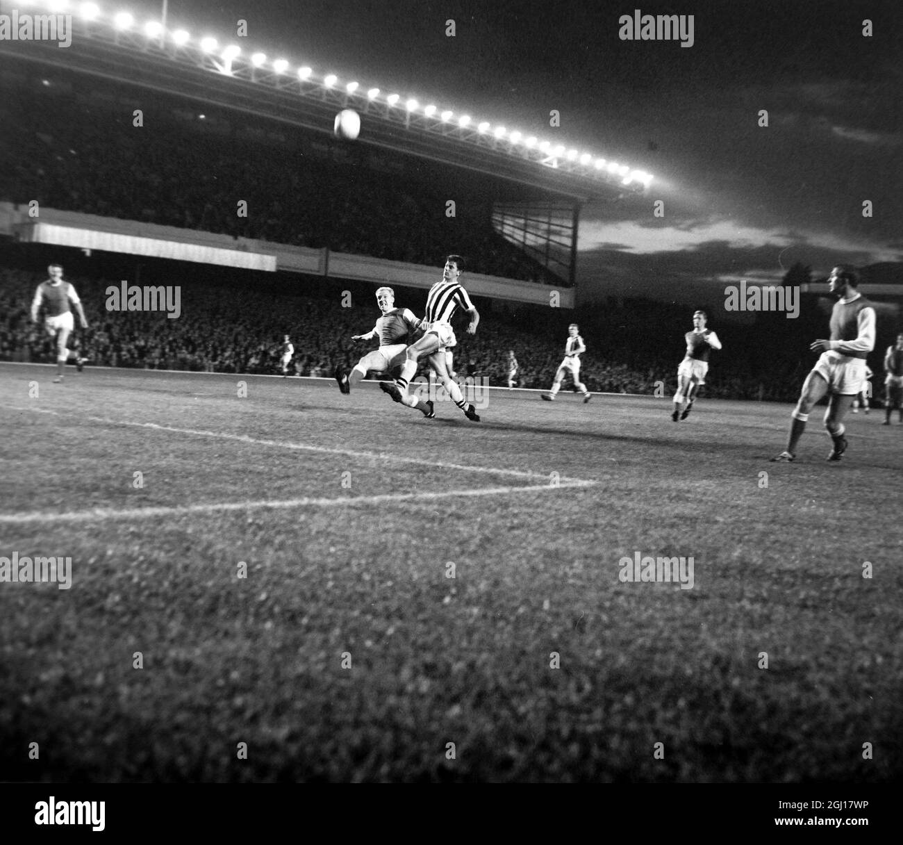 CALCIO JOHN KAYE IN AZIONE ARSENAL / WEST BROM A LONDRA - ; 27 AGOSTO 1963 Foto Stock