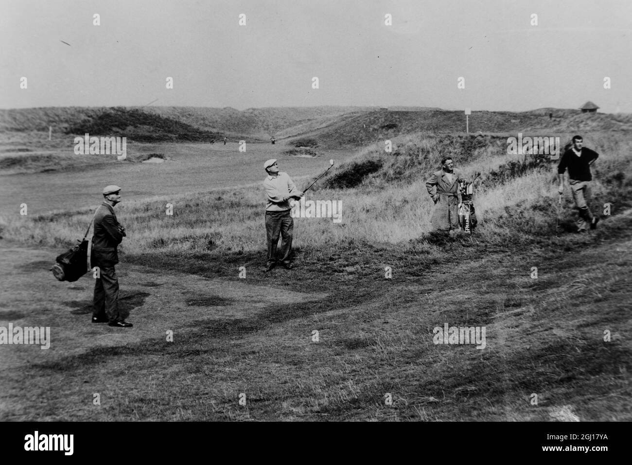 JACOBS J R M E JOHN PANTON GIOCANO A GOLF A TURNBERRY, SCOZIA - ; 3 SETTEMBRE 1963 Foto Stock