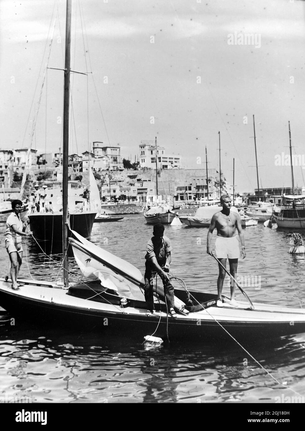 REGINA FREDERIKA CON DON JUAN CARLOS IN YACHT AD ATENE, GRECIA ; 9 SETTEMBRE 1963 Foto Stock