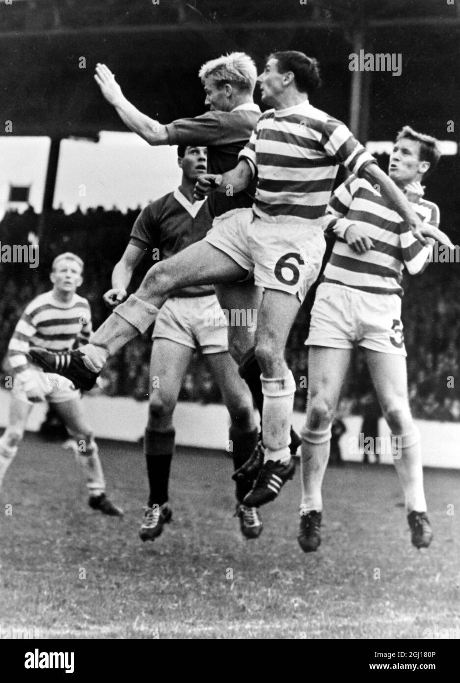 FOOTBALL RANGERS V CELTIC GLASGOW MCLEAN SALTA PER LA PALLA ; 10 SETTEMBRE 1963 Foto Stock