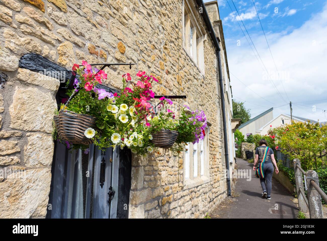 Bifore e cestini di fiori sulla casa quotata in Batheaston, Somerset, UK Foto Stock